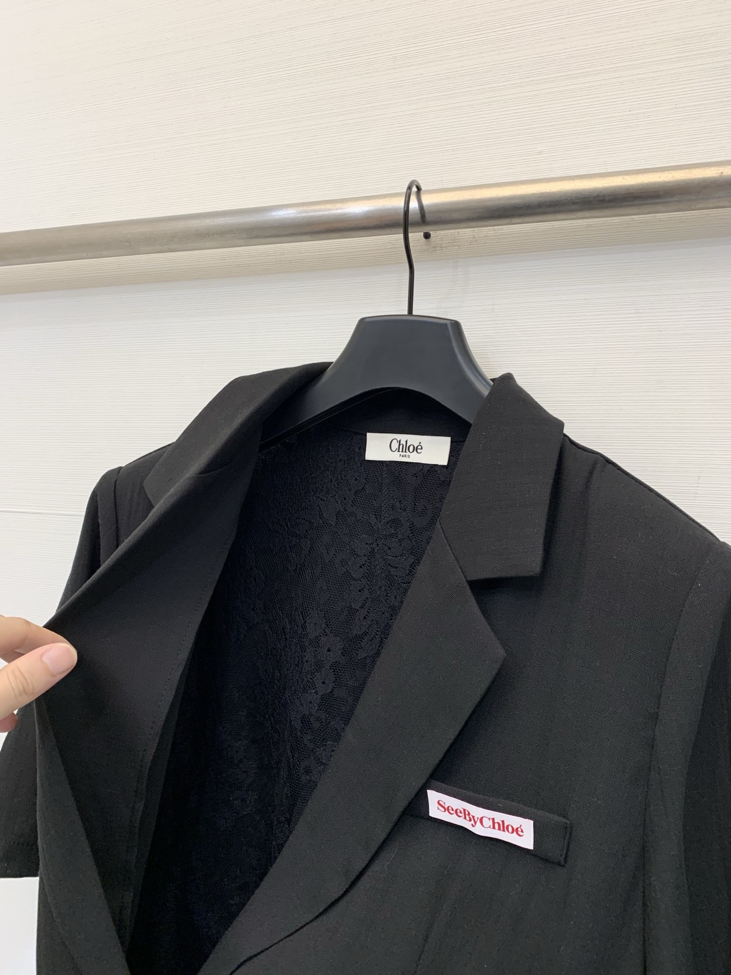 Chloé 26夏季新款 蕾丝拼接短袖西服外套，左胸Logo织唛标+领标，外层垂坠抗皱西装料，单排扣+双