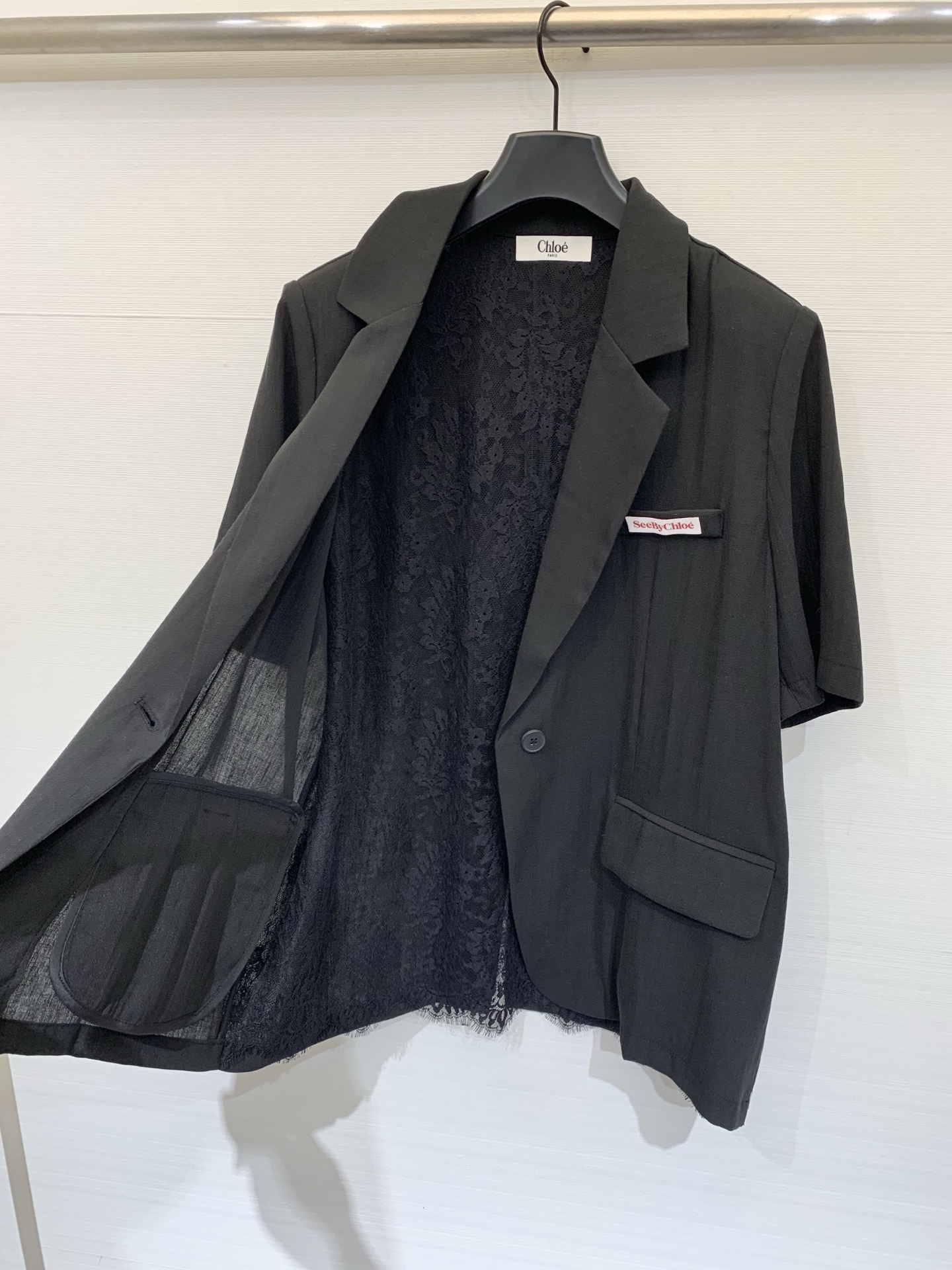 Chloé 26夏季新款 蕾丝拼接短袖西服外套，左胸Logo织唛标+领标，外层垂坠抗皱西装料，单排扣+双