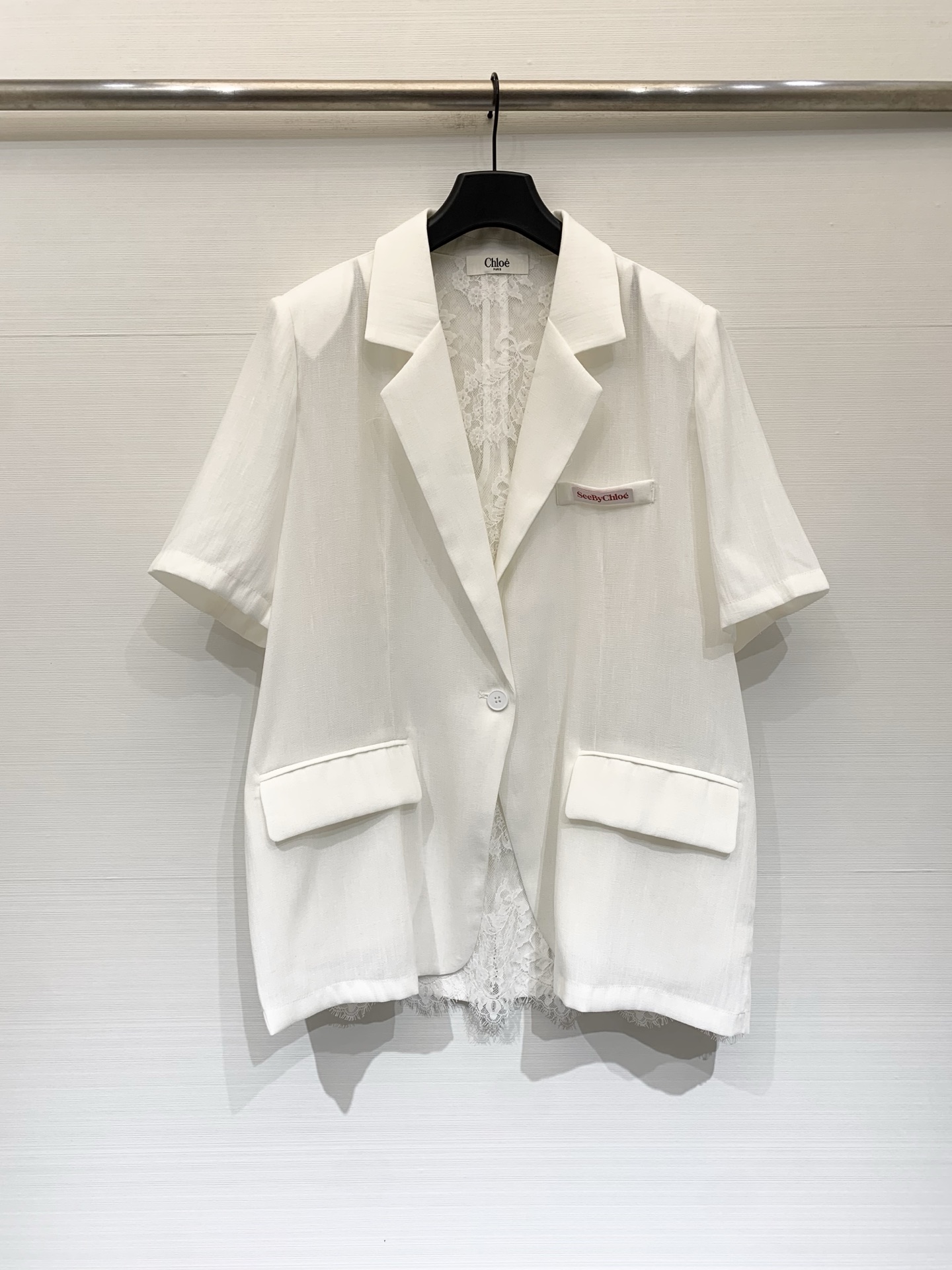 NO:837242,Chloé 26 new summer style lace splicing short-sleeved suit jacket, left chest Logo woven label + collar label, outer layer of drape anti-wrinkle suit material, single-breasted + double pockets classic version, loose shoulder tailoring, can be directly worn as sun protection in spring and summer, suitable for pairing with suspenders/jeans Two-color SM,,chloe,jeans,jackets & coats,T-shirt,business suit,19860909Chloé 26夏季新款 蕾丝拼接短袖西服外套,左胸Logo织唛标+领标,外层垂坠抗皱西装料,单排扣+双口袋经典版型,宽松落肩剪裁,春夏可直接当防晒外搭,搭配吊带/牛仔裤都适配 两色SM,,chloe,jeans,jackets & coats,T-shirt,business suit,,Women's clothing