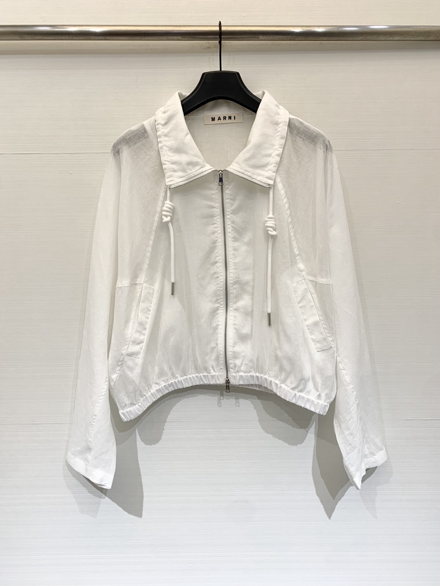 NO:837248,Marni 26 new summer style ramie short jacket, made of translucent ramie/cotton blended fabric, has its own texture, which can protect you from the sun while ensuring that it is not stuffy in summer. It has a hand-painted graffiti style MARNI letter print on the back and has a full casual style. It can be worn with jeans and casual pants to create a daily relaxed look, or it can be paired with a skirt to create a sweet and cool contrast. Two-color SM,,marni,skirts,jeans,jackets & coats,19860909Marni 26夏季新款 苎麻廓形短款外套,采用半透明的苎麻/棉混纺面料,自带肌理感,防晒的同时也能保证夏天穿着不闷热,背面手绘涂鸦风MARNI字母印花,休闲风格拉满,既能搭配牛仔裤、休闲裤打造日常松弛感穿搭,也能搭配半身裙打造甜酷反差感 两色SM,,marni,skirts,jeans,jackets & coats,,Women's clothing