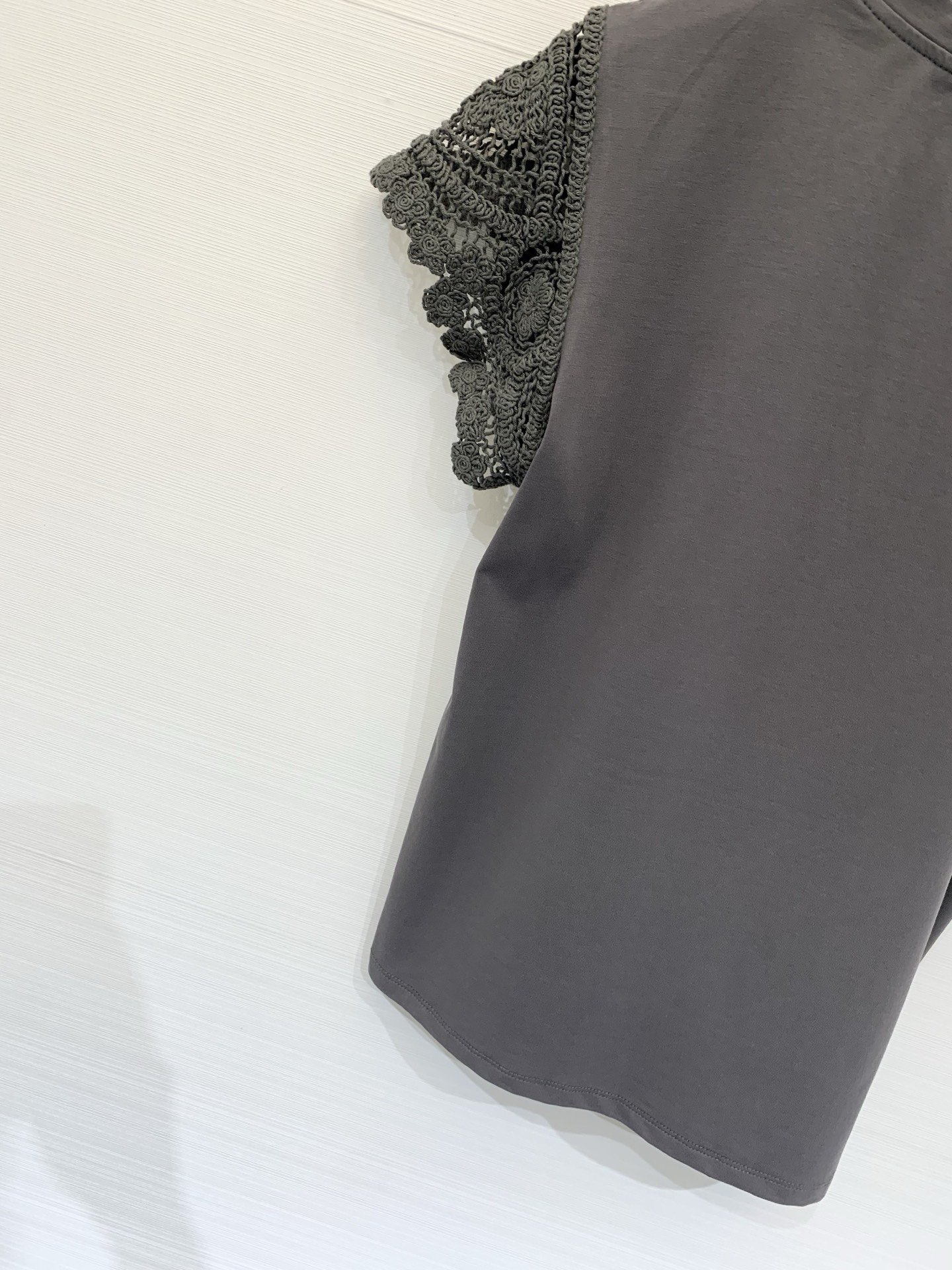 IsabelMarant 26夏季新款 法式温柔感镂空蕾丝袖拼接T恤，用手工感镂空钩针蕾丝替代常规短袖，