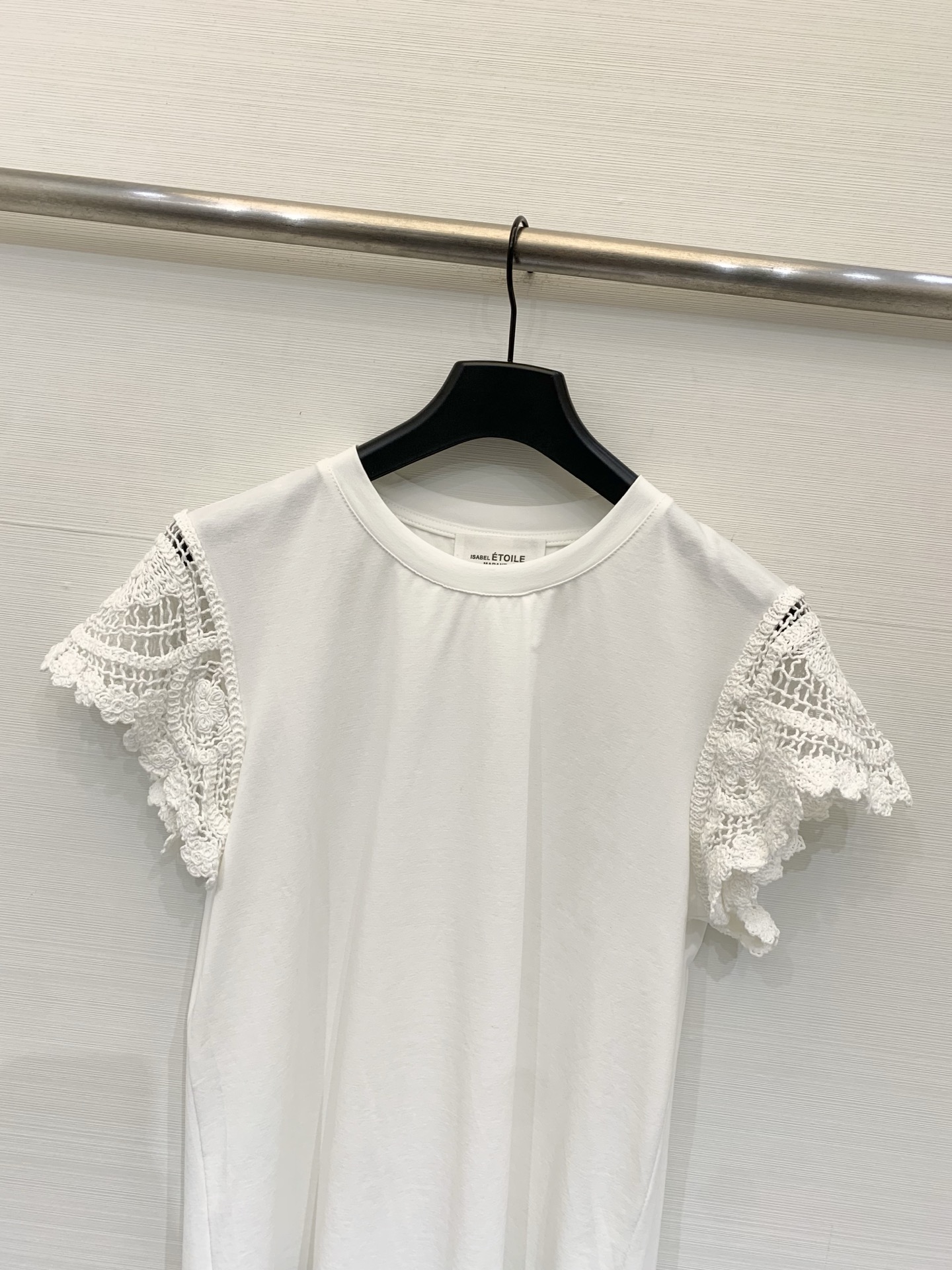 IsabelMarant 26夏季新款 法式温柔感镂空蕾丝袖拼接T恤，用手工感镂空钩针蕾丝替代常规短袖，