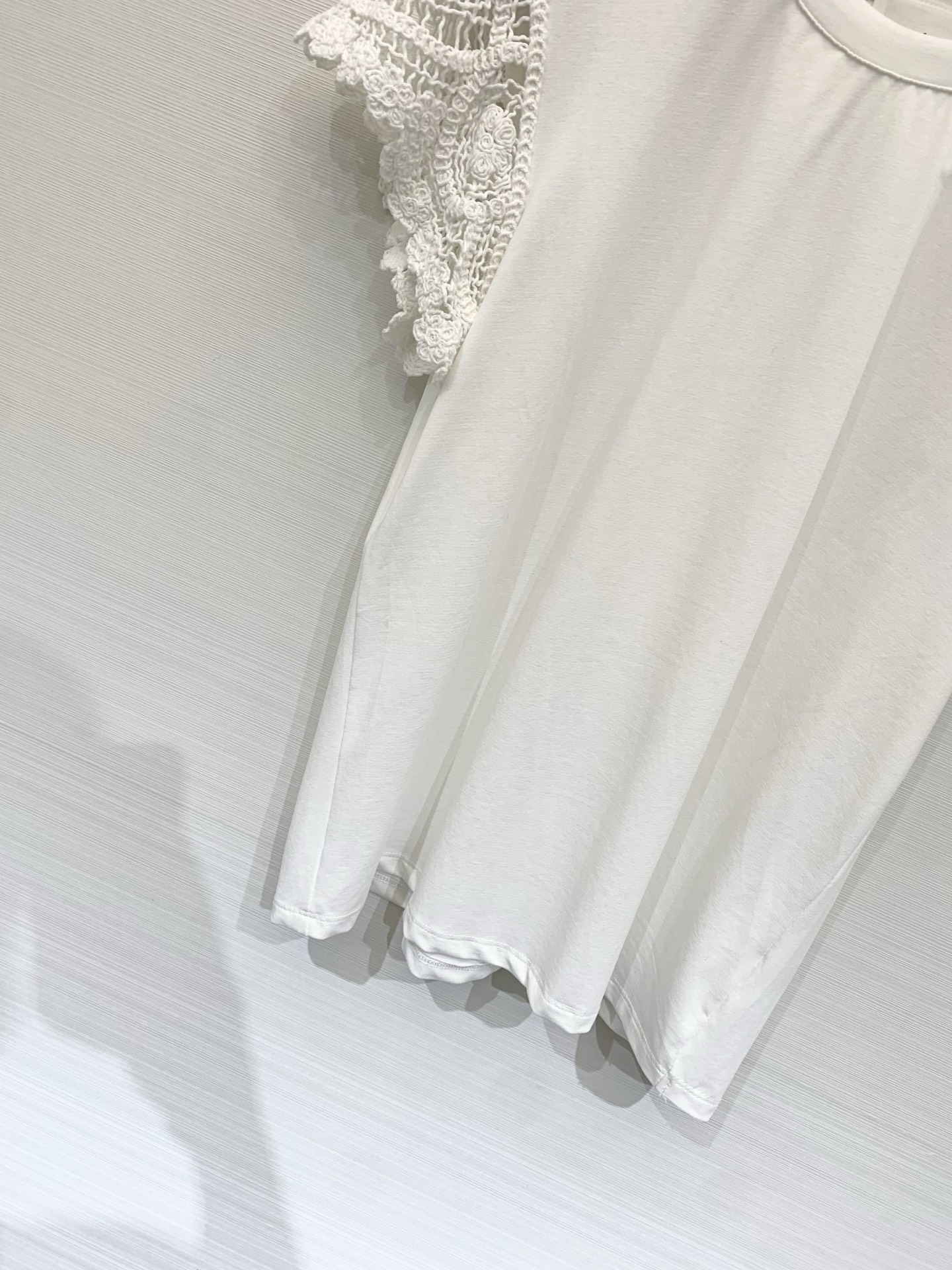 IsabelMarant 26夏季新款 法式温柔感镂空蕾丝袖拼接T恤，用手工感镂空钩针蕾丝替代常规短袖，