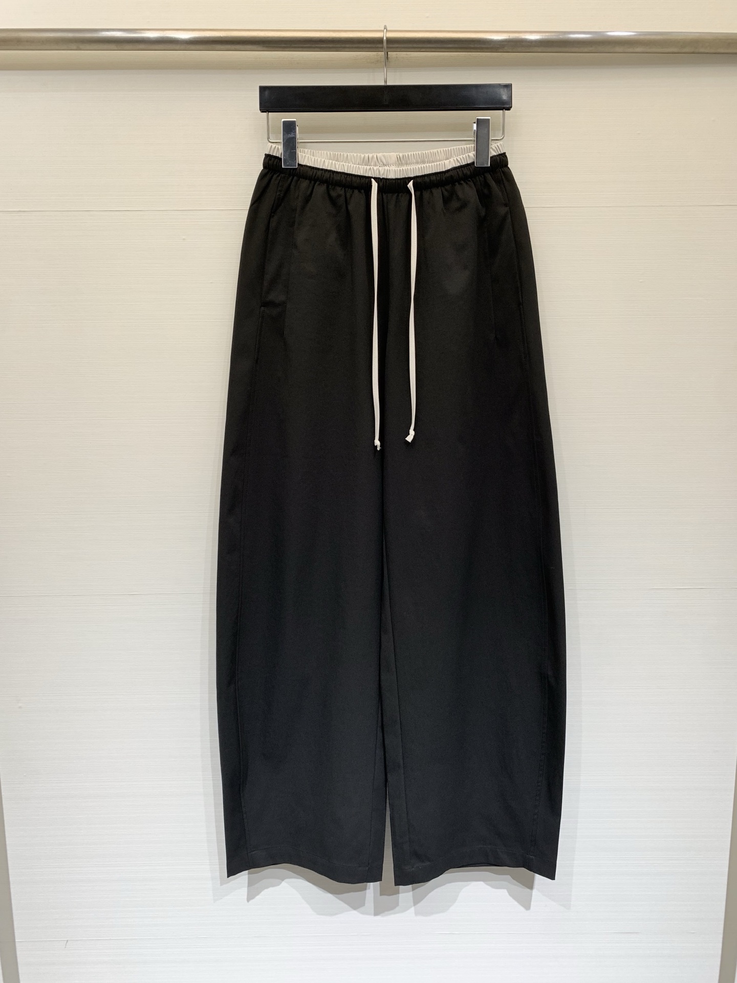 NO:837258,SACAI 26 new summer style contrast waist balloon casual pants, silhouette design, create a lazy atmosphere, easily hide the muscles and look slimmer, black and white contrast elastic waist with drawstring, back pocket pressed velvet logo craft, whether it is casual daily or light mix and match, you can wear a relaxed and high-end Japanese atmosphere, it is a versatile pant for the spring and summer wardrobe. Two-color SML,,19860909SACAI 26夏季新款 撞色腰气球休闲裤,廓形设计,打造出慵懒的氛围,轻松藏肉显瘦,黑白撞色松紧腰搭配抽绳,后口袋压绒Logo工艺,无论是休闲日常还是轻混搭,都能穿出松弛又高级的日系氛围感,是春夏衣橱的百搭神裤 两色SML,,,Women's clothing