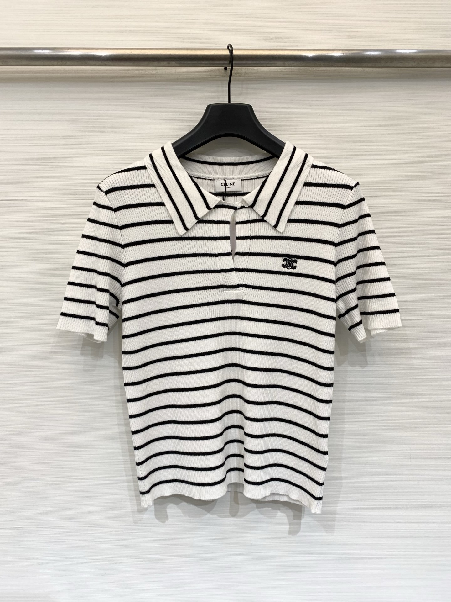 NO:837207,Celine 26 new summer style striped Polo collar knitted short sleeves Logo pattern decoration upper body high-end atmosphere two-color SML, celine, T-shirt,19860909Celine 26夏季新款 条纹Polo领针织短袖 Logo图案修饰点缀 上身高级氛围感 两色SML,,celine,T-shirt,,Women's clothing