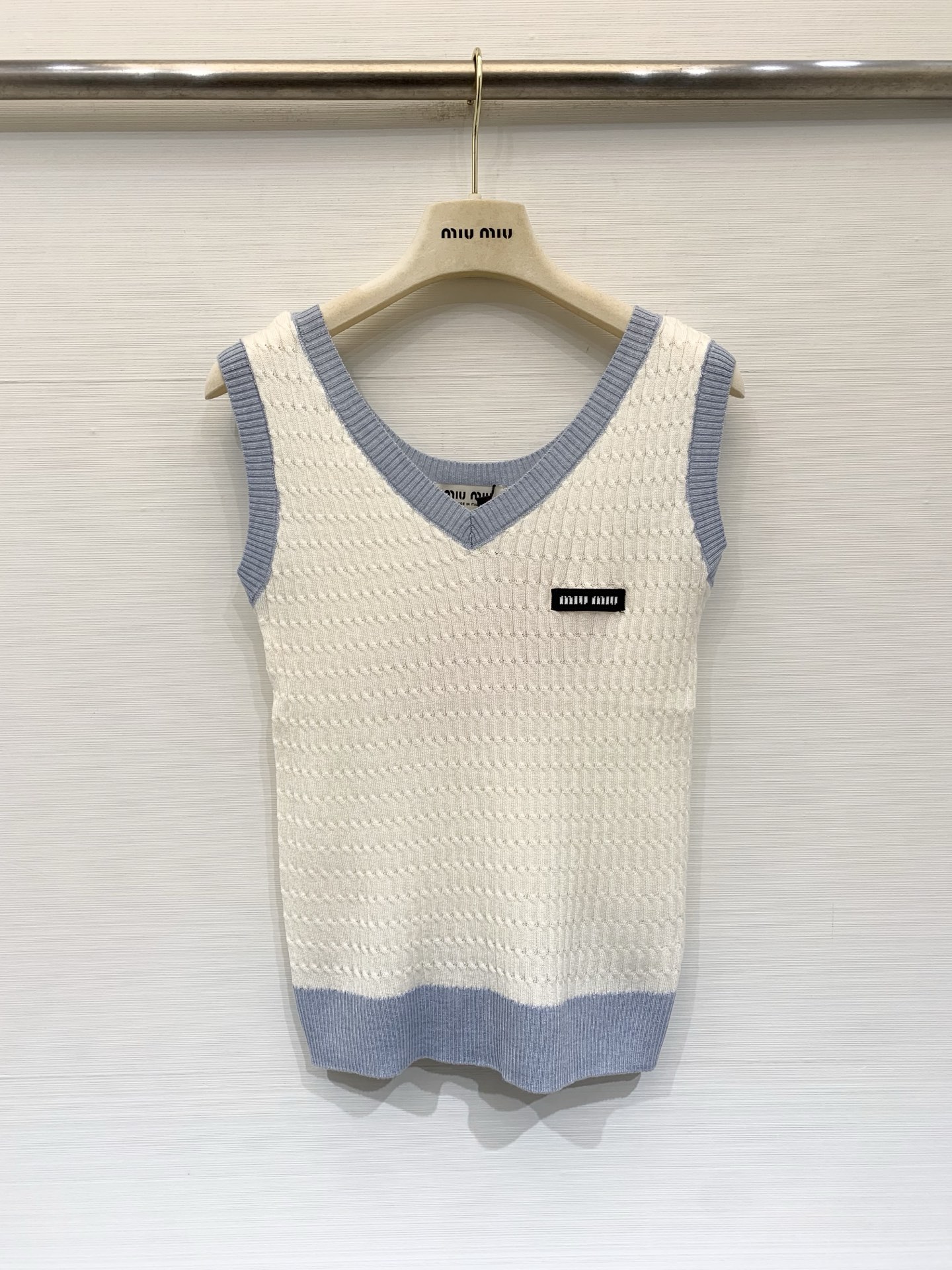 NO:837213,MIUMI* 26 new summer style, contrasting color V-neck vest style, logo pattern decoration, upper body with high-end atmosphere, two-color SML,,miumiu,19860909MIUMI* 26夏季新款 撞色V领背心款 logo图案修饰点缀 上身高级氛围感 两色SML,,miumiu,,Women's clothing