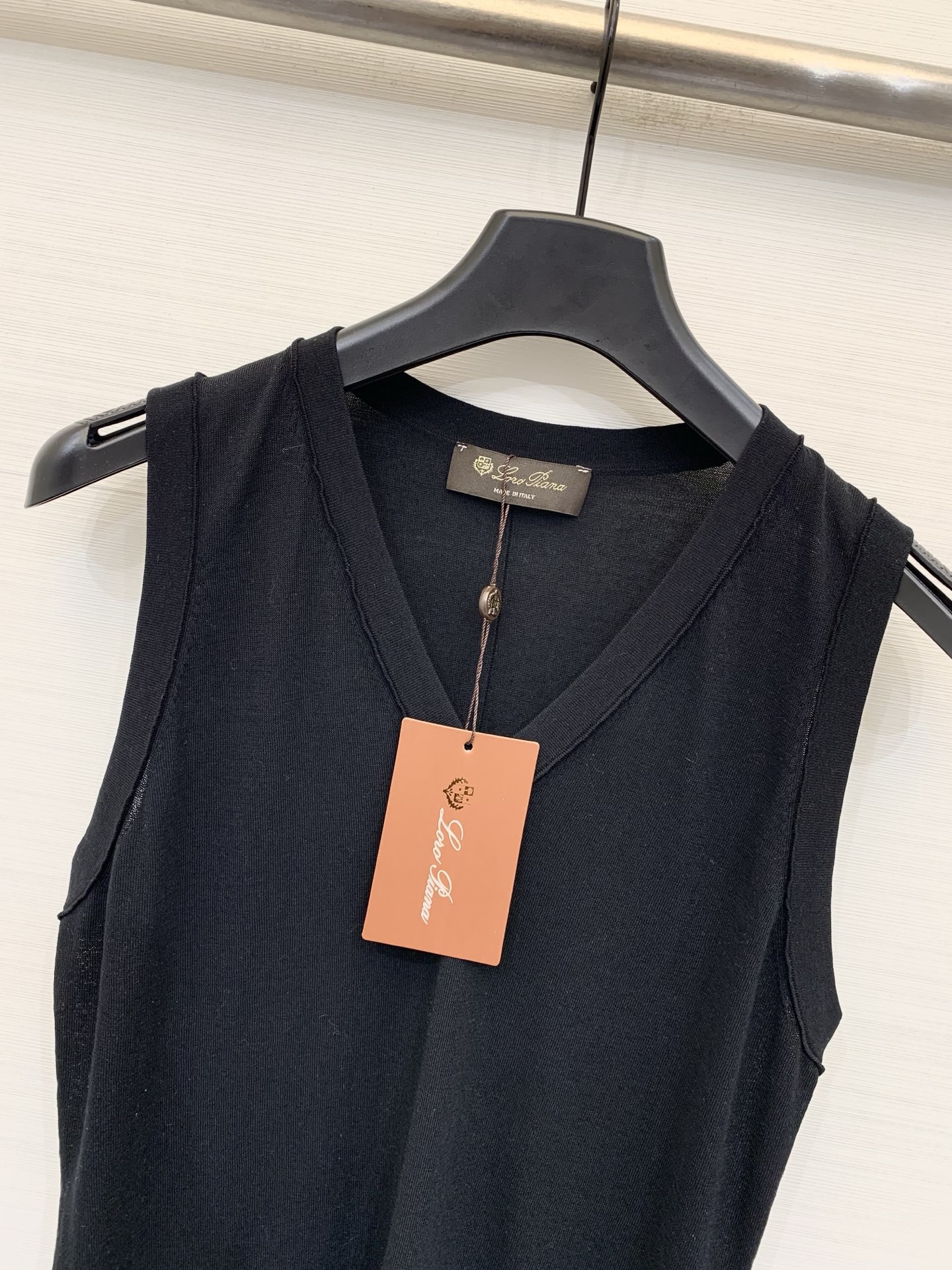 Loro piana 26夏季新款 简约休闲风V领针织背心 下摆经典金属圆饰 高级感满满 三色SML
