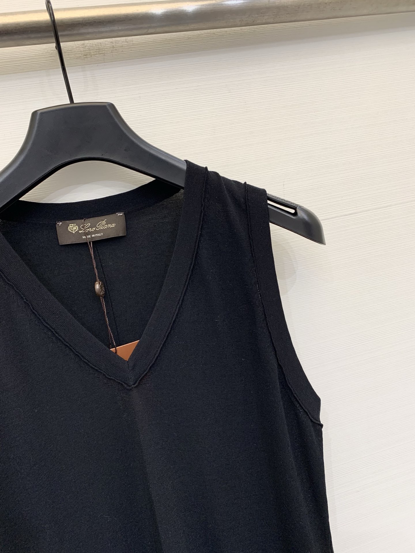 Loro piana 26夏季新款 简约休闲风V领针织背心 下摆经典金属圆饰 高级感满满 三色SML