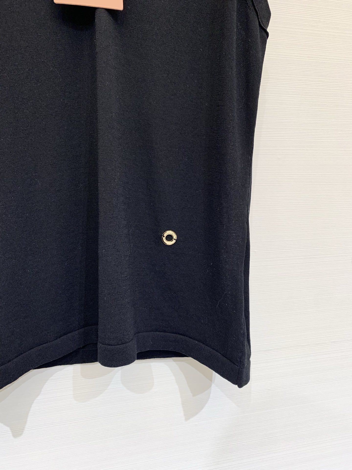 Loro piana 26夏季新款 简约休闲风V领针织背心 下摆经典金属圆饰 高级感满满 三色SML