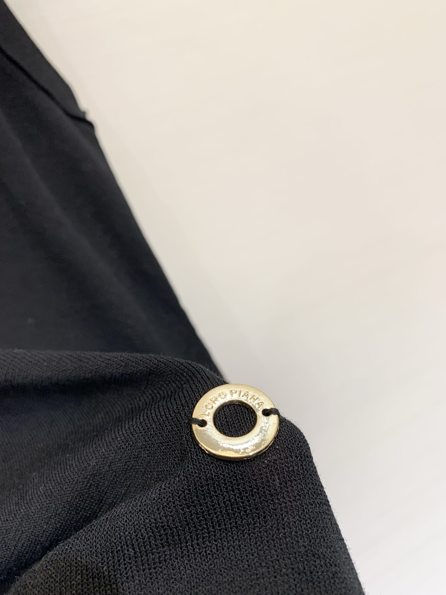 Loro piana 26夏季新款 简约休闲风V领针织背心 下摆经典金属圆饰 高级感满满 三色SML