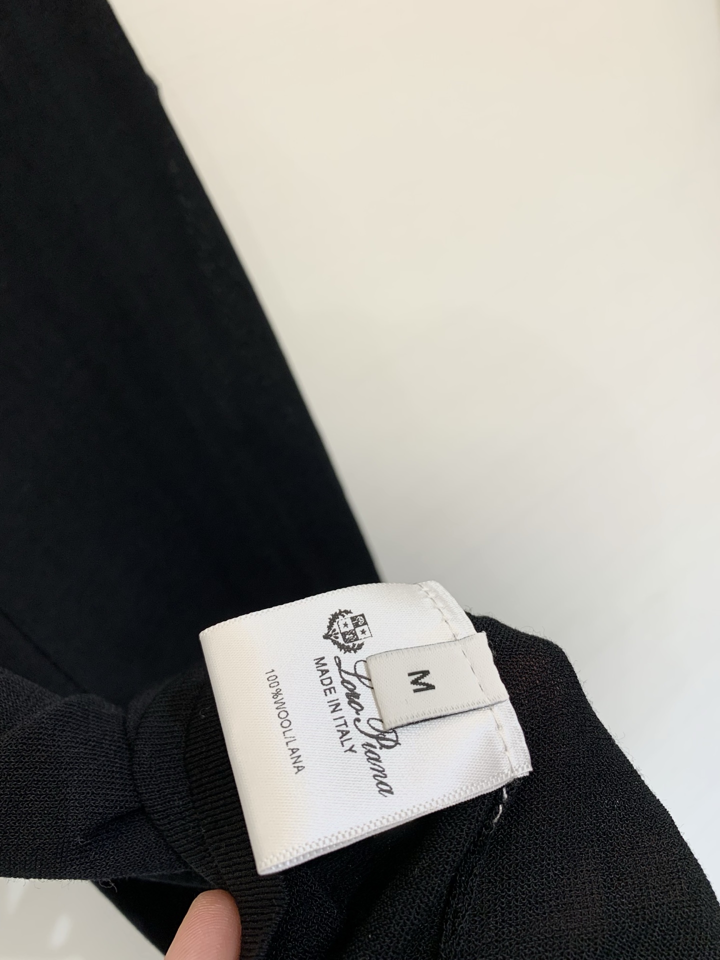 Loro piana 26夏季新款 简约休闲风V领针织背心 下摆经典金属圆饰 高级感满满 三色SML