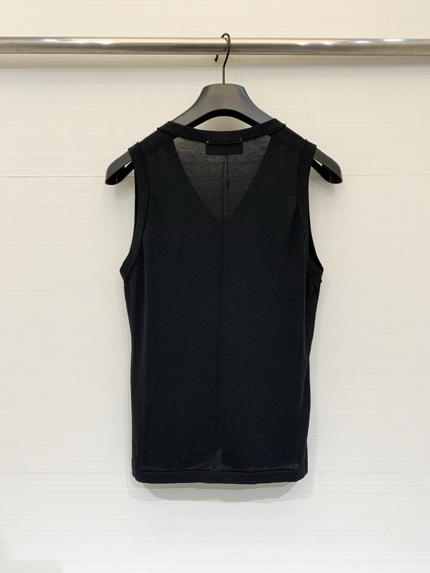Loro piana 26夏季新款 简约休闲风V领针织背心 下摆经典金属圆饰 高级感满满 三色SML