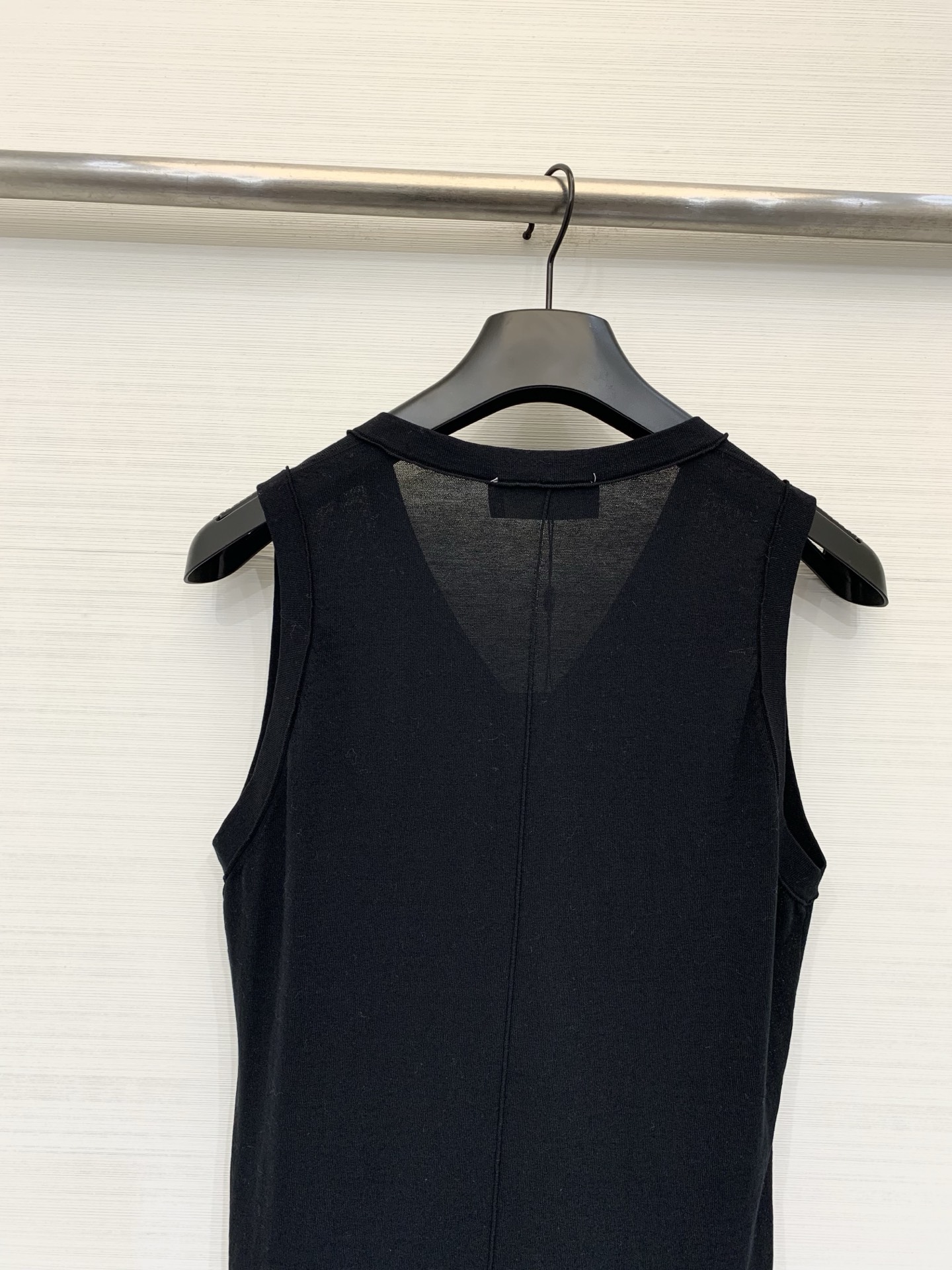 Loro piana 26夏季新款 简约休闲风V领针织背心 下摆经典金属圆饰 高级感满满 三色SML