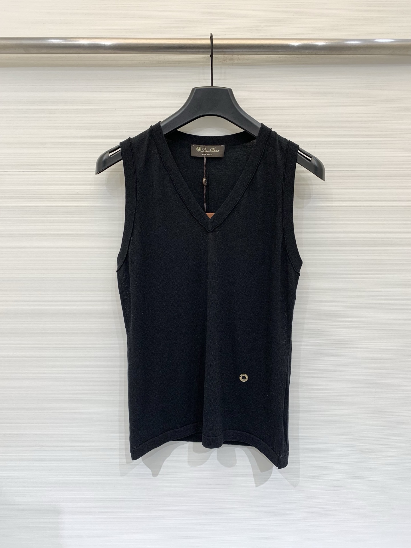 NO:837219,205L 26 new summer style, simple casual style V-neck knitted vest, classic metal round decoration at the hem, full of high-end sense, three colors SML,, loro piana,19860909205L 26夏季新款 简约休闲风V领针织背心 下摆经典金属圆饰 高级感满满 三色SML,,loro piana,,Women's clothing