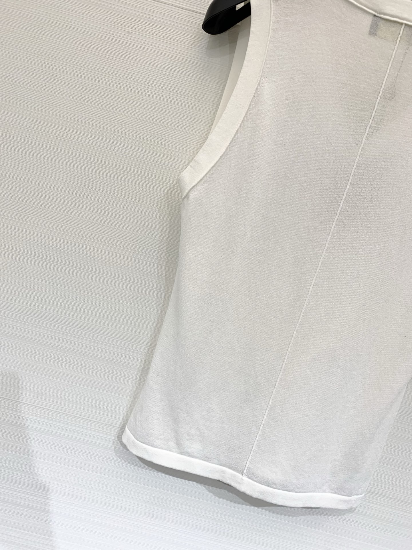 Loro piana26夏季新款 简约休闲风V领针织背心 下摆经典金属圆饰 高级感满满 三色SML