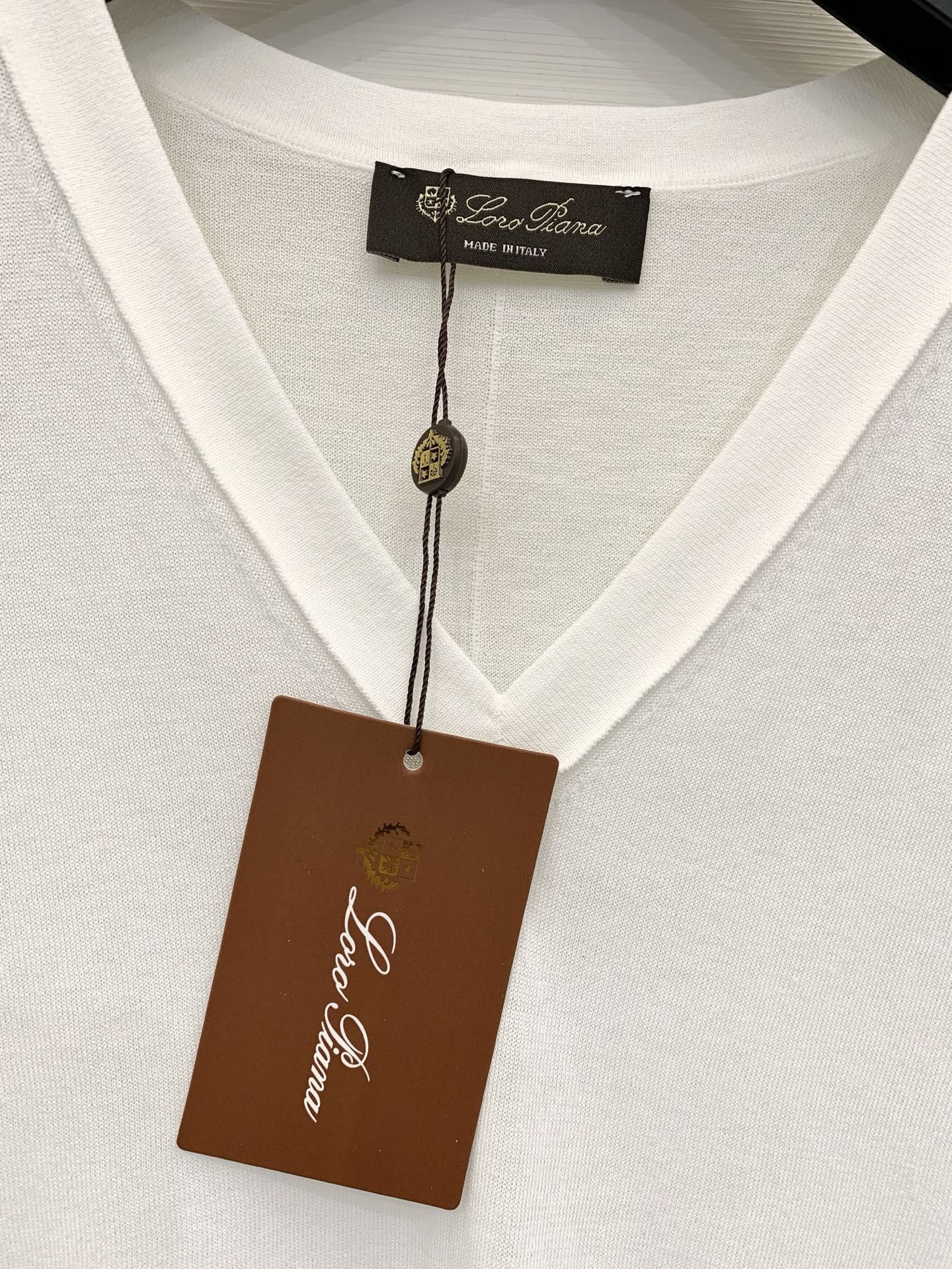 Loro piana26夏季新款 简约休闲风V领针织背心 下摆经典金属圆饰 高级感满满 三色SML
