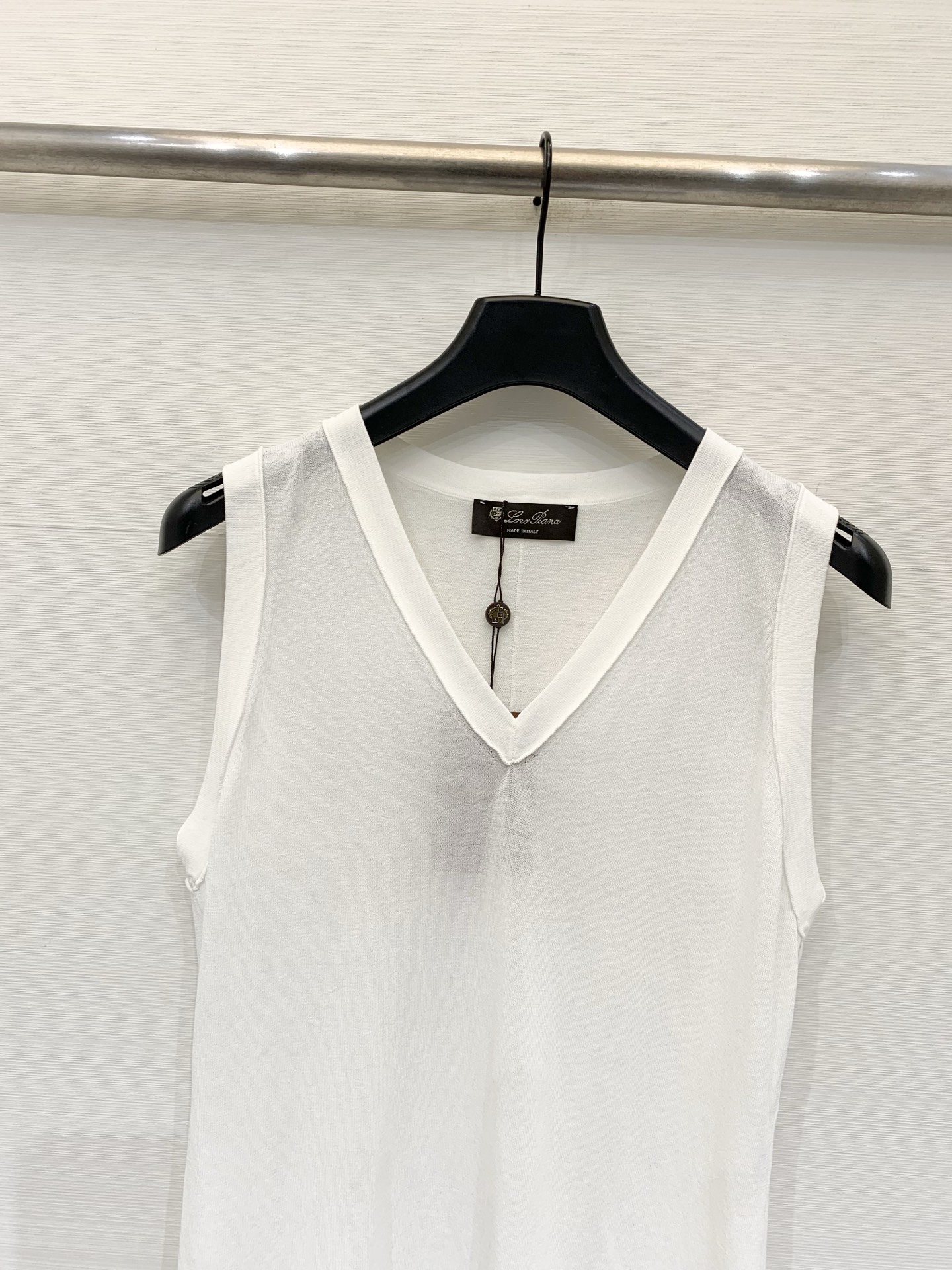 Loro piana26夏季新款 简约休闲风V领针织背心 下摆经典金属圆饰 高级感满满 三色SML