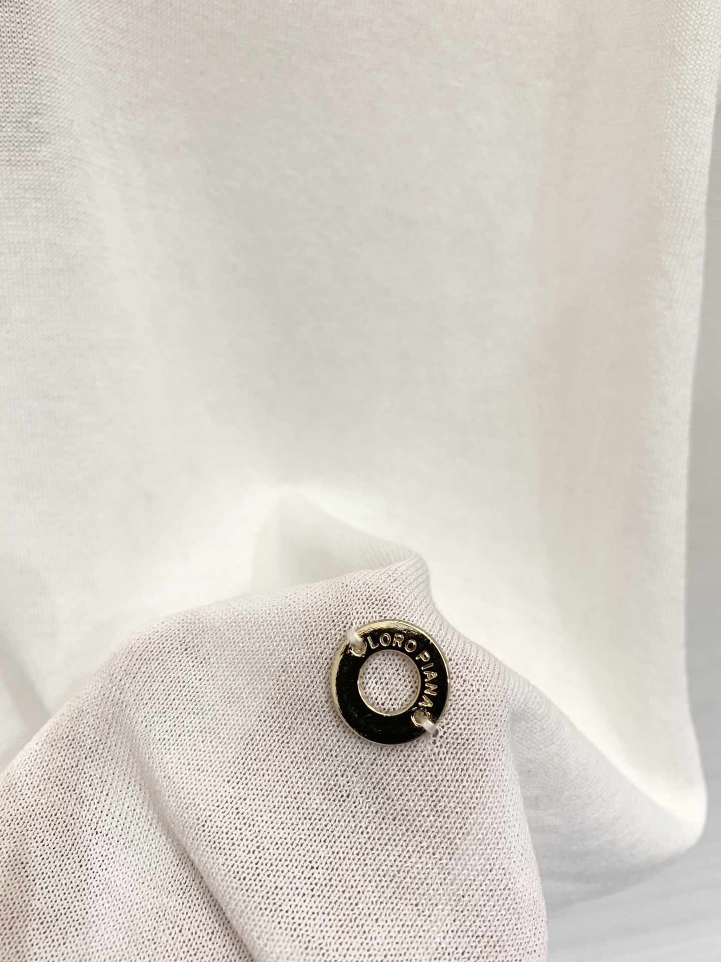 Loro piana26夏季新款 简约休闲风V领针织背心 下摆经典金属圆饰 高级感满满 三色SML