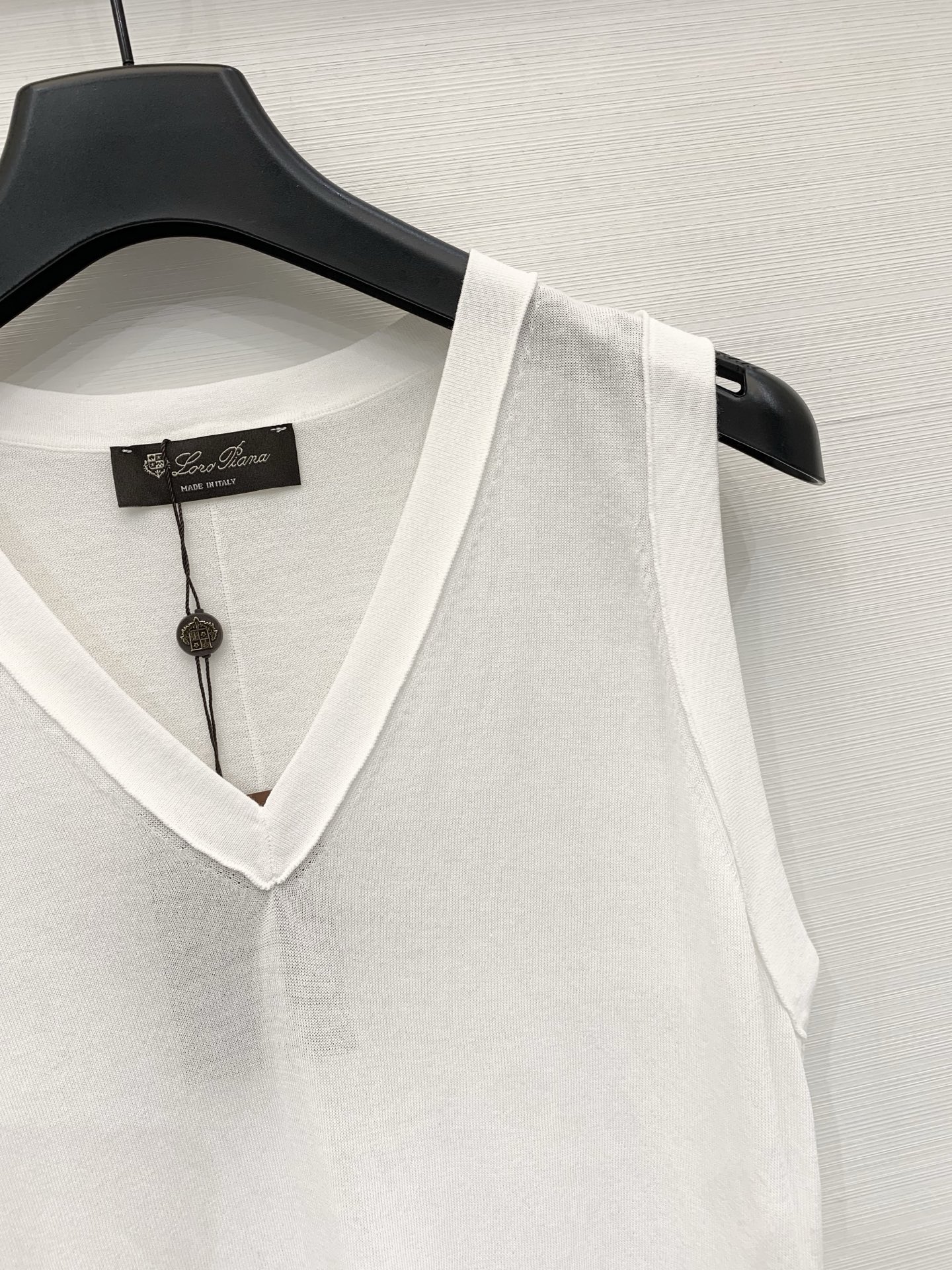 Loro piana26夏季新款 简约休闲风V领针织背心 下摆经典金属圆饰 高级感满满 三色SML