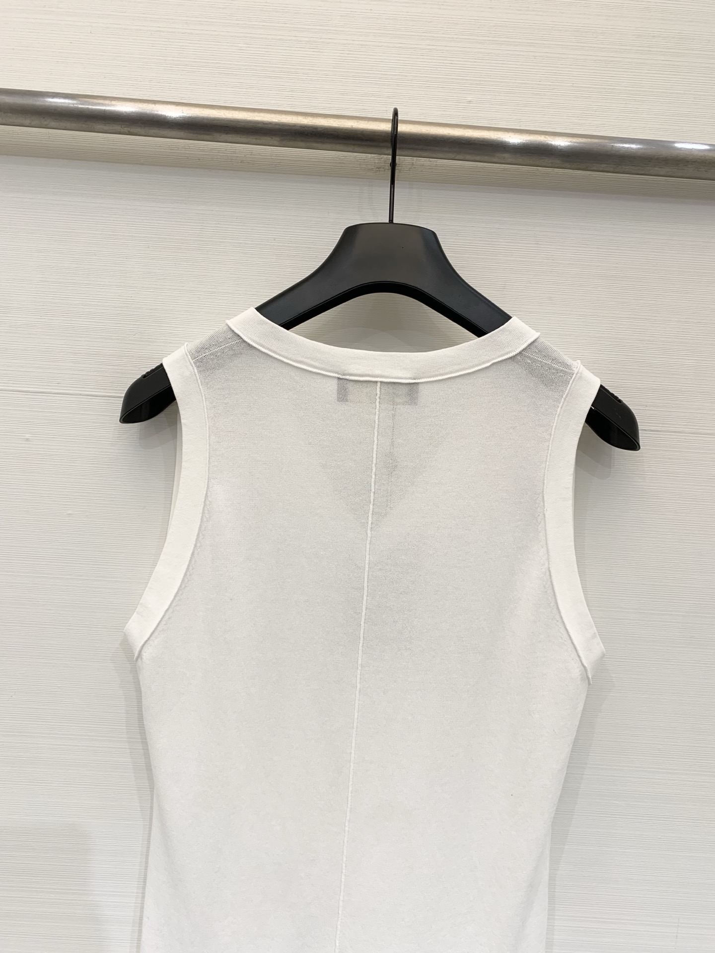 Loro piana26夏季新款 简约休闲风V领针织背心 下摆经典金属圆饰 高级感满满 三色SML
