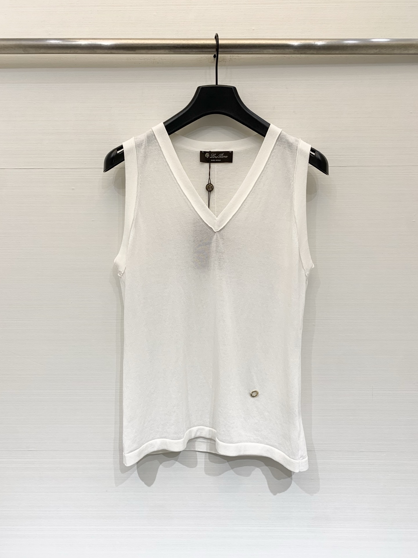 NO:837225,205L 76 new summer model, simple casual style V-neck knitted vest, classic metal round decoration on the hem, full of high-end sense, three colors SML,, loro piana,19860909205L 76夏季新款 简约休闲风V领针织背心 下摆经典金属圆饰 高级感满满 三色SML,,loro piana,,Women's clothing