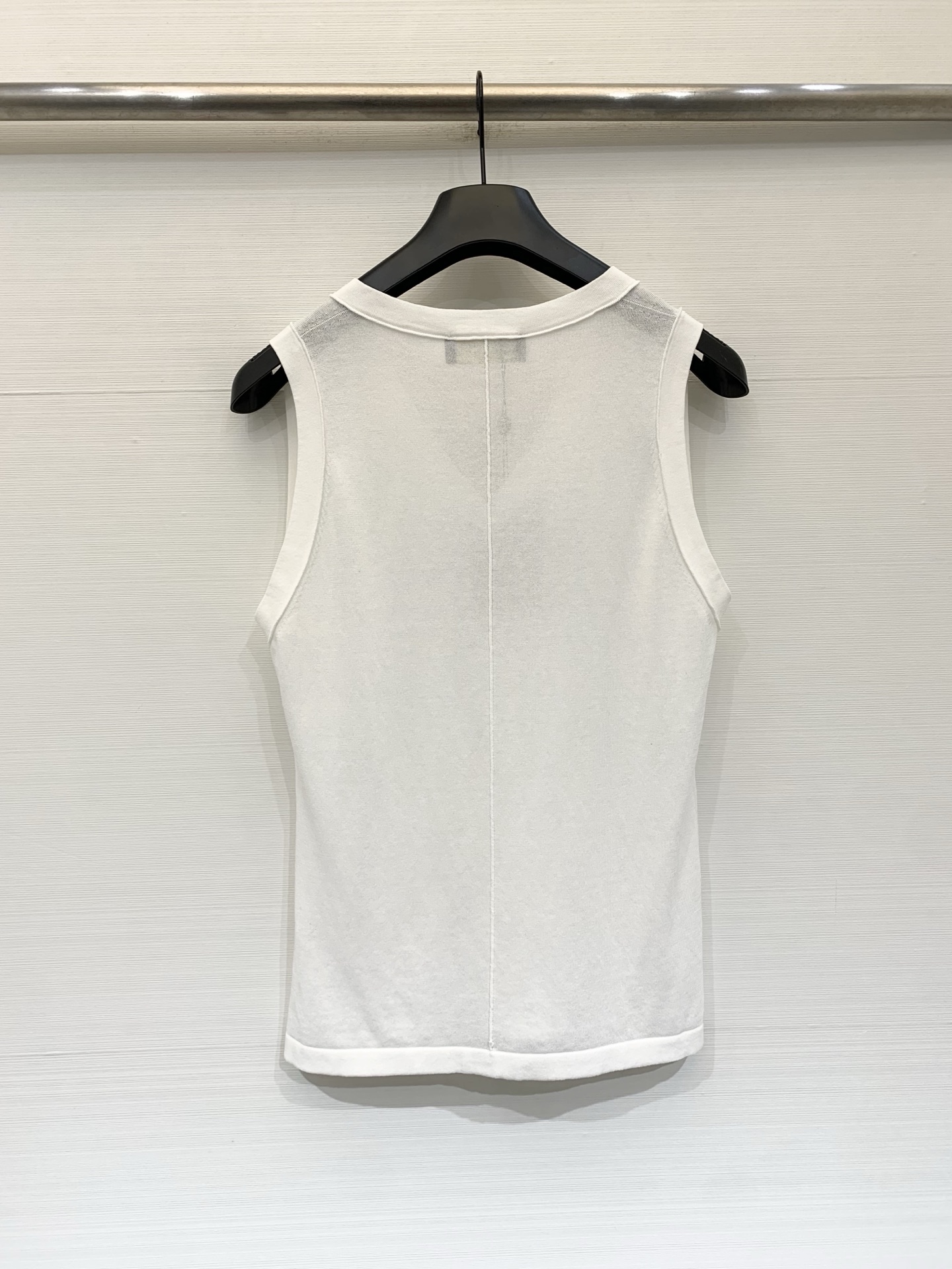 Loro piana26夏季新款 简约休闲风V领针织背心 下摆经典金属圆饰 高级感满满 三色SML