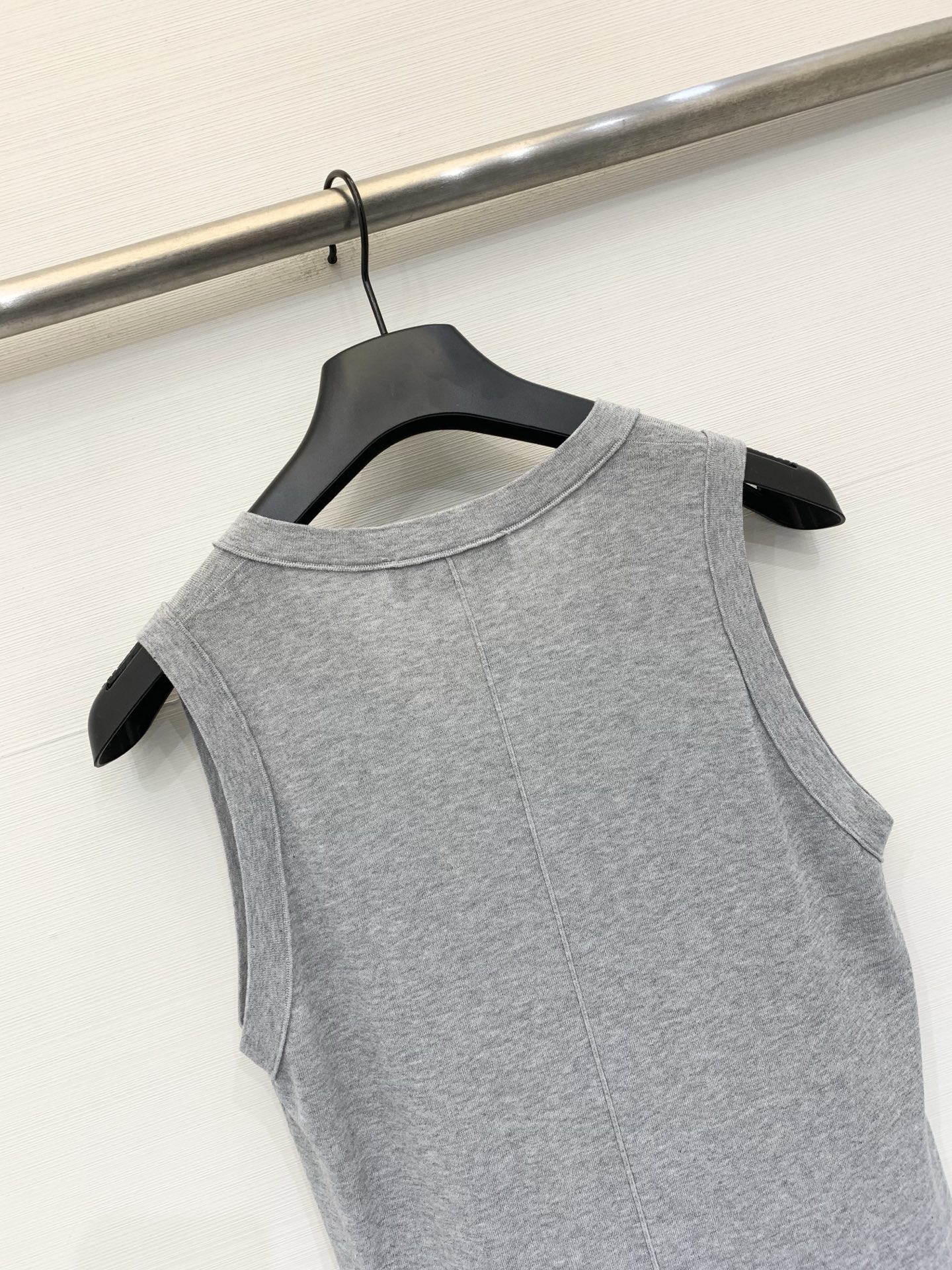 Loro piana 26夏季新款 简约休闲风V领针织背心 下摆经典金属圆饰 高级感满满 三色SML