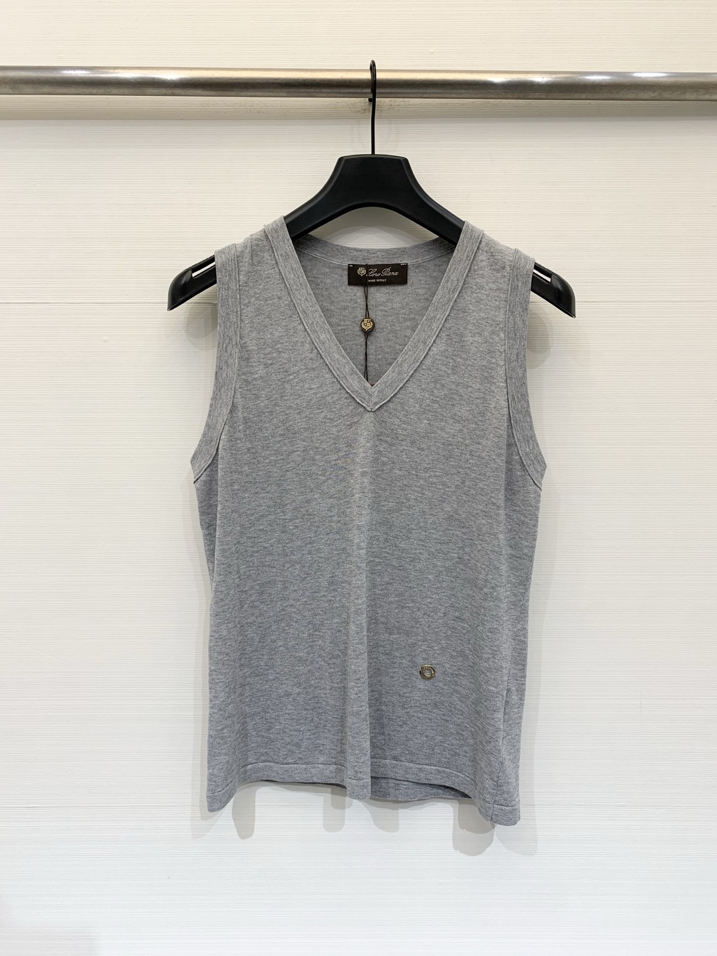 NO:837231,LP 26 new summer model, simple casual style V-neck knitted vest, classic metal round decoration on the hem, full of high-end sense, three colors SML,, loro piana,19860909LP 26夏季新款 简约休闲风V领针织背心 下摆经典金属圆饰 高级感满满 三色SML,,loro piana,,Women's clothing