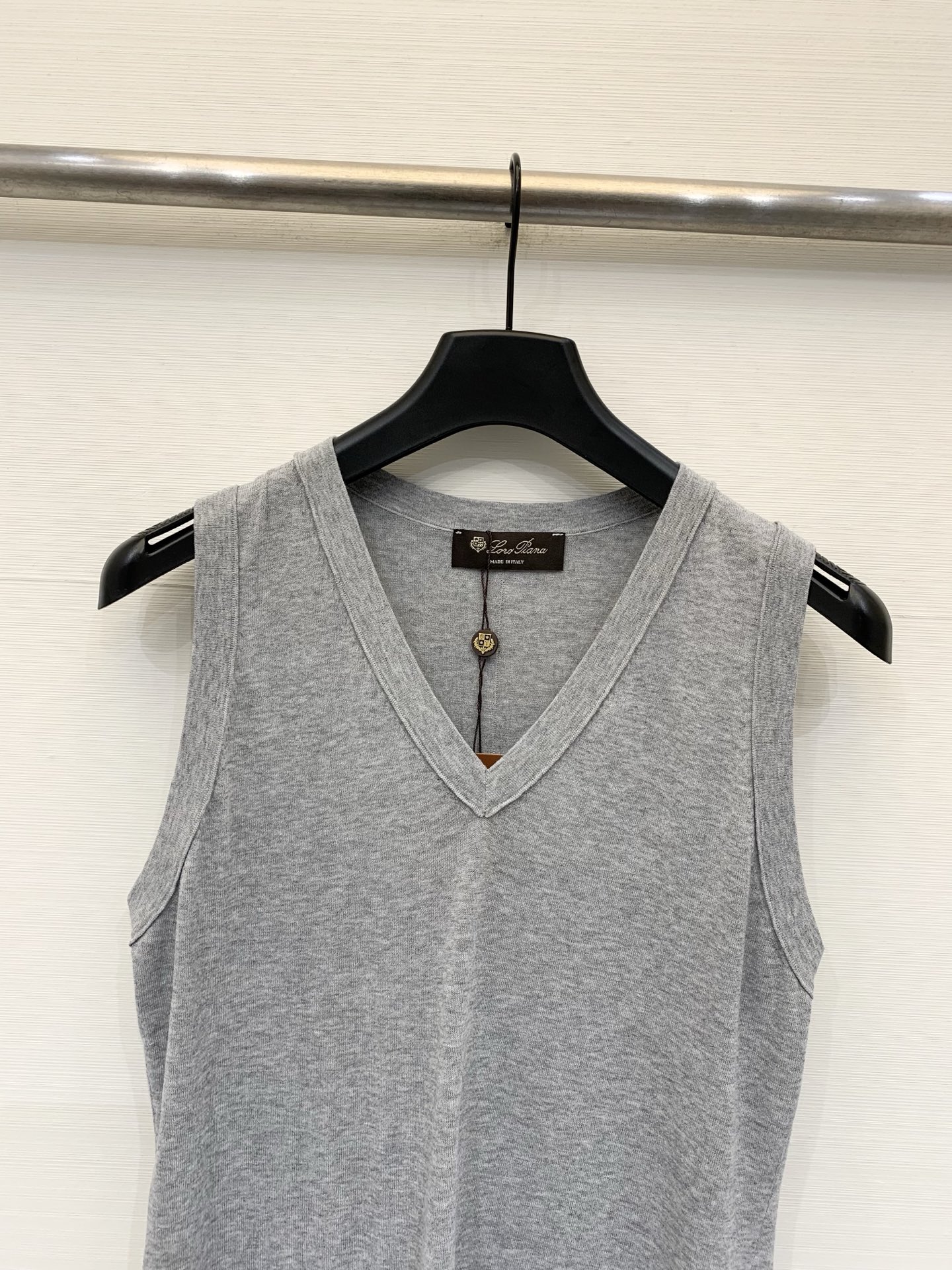Loro piana 26夏季新款 简约休闲风V领针织背心 下摆经典金属圆饰 高级感满满 三色SML