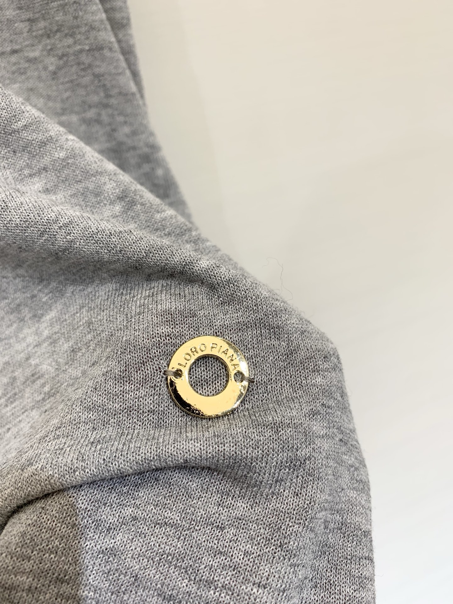 Loro piana 26夏季新款 简约休闲风V领针织背心 下摆经典金属圆饰 高级感满满 三色SML