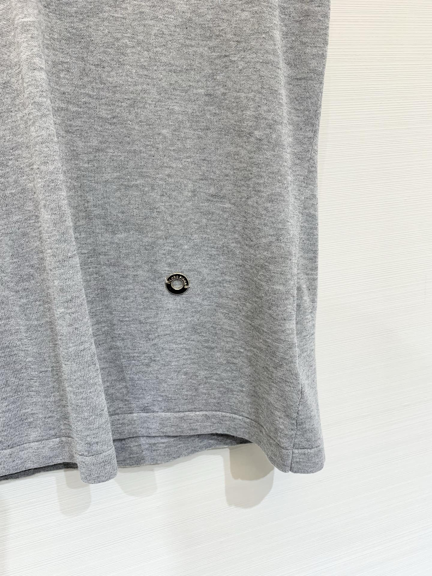 Loro piana 26夏季新款 简约休闲风V领针织背心 下摆经典金属圆饰 高级感满满 三色SML