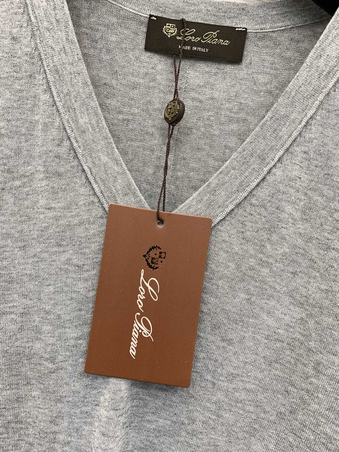 Loro piana 26夏季新款 简约休闲风V领针织背心 下摆经典金属圆饰 高级感满满 三色SML