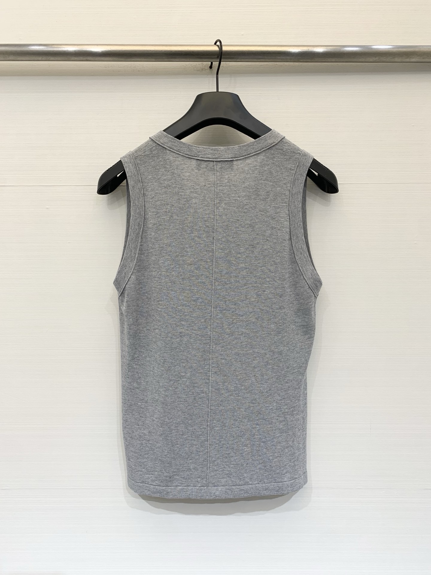 Loro piana 26夏季新款 简约休闲风V领针织背心 下摆经典金属圆饰 高级感满满 三色SML