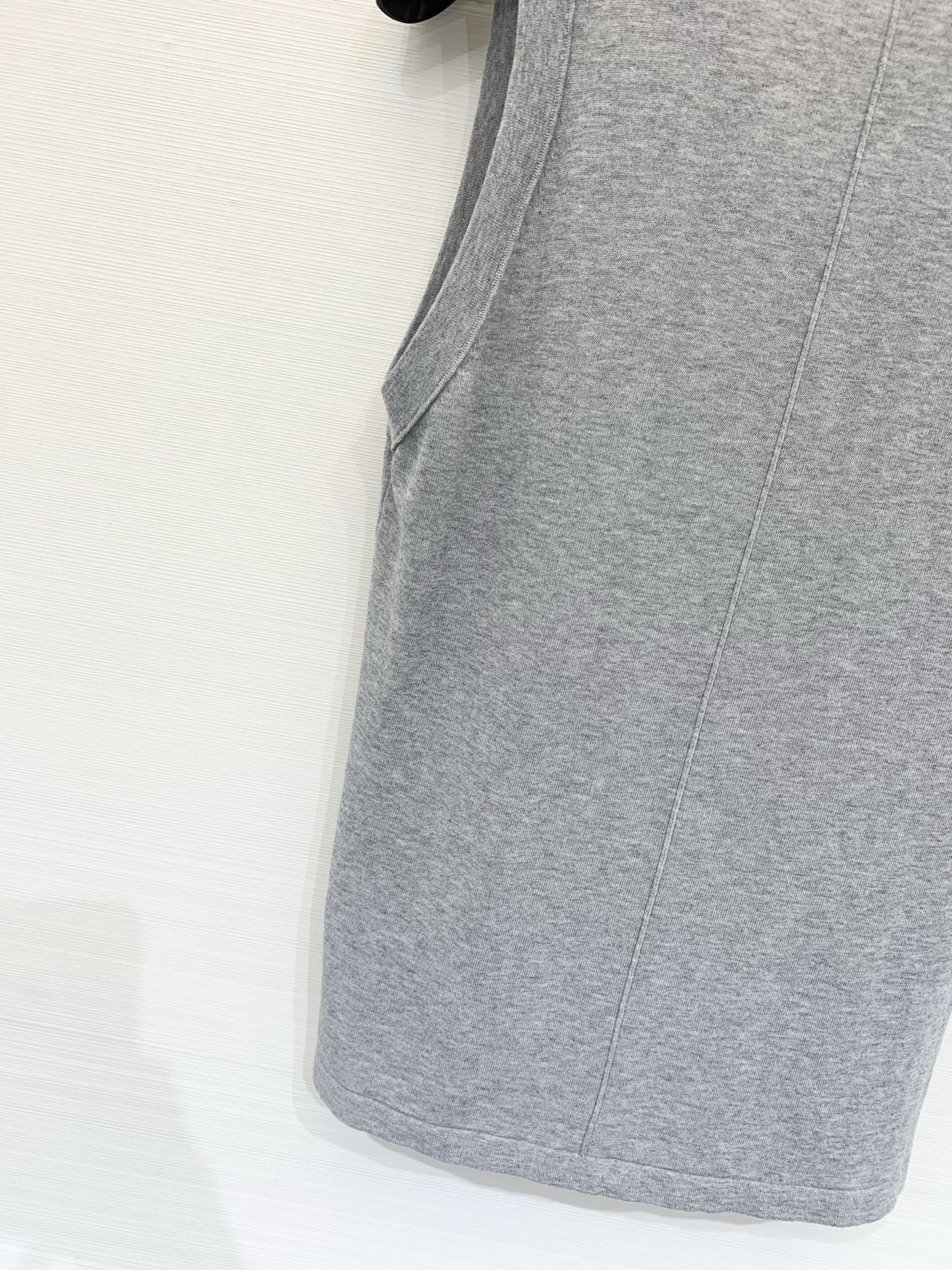 Loro piana 26夏季新款 简约休闲风V领针织背心 下摆经典金属圆饰 高级感满满 三色SML