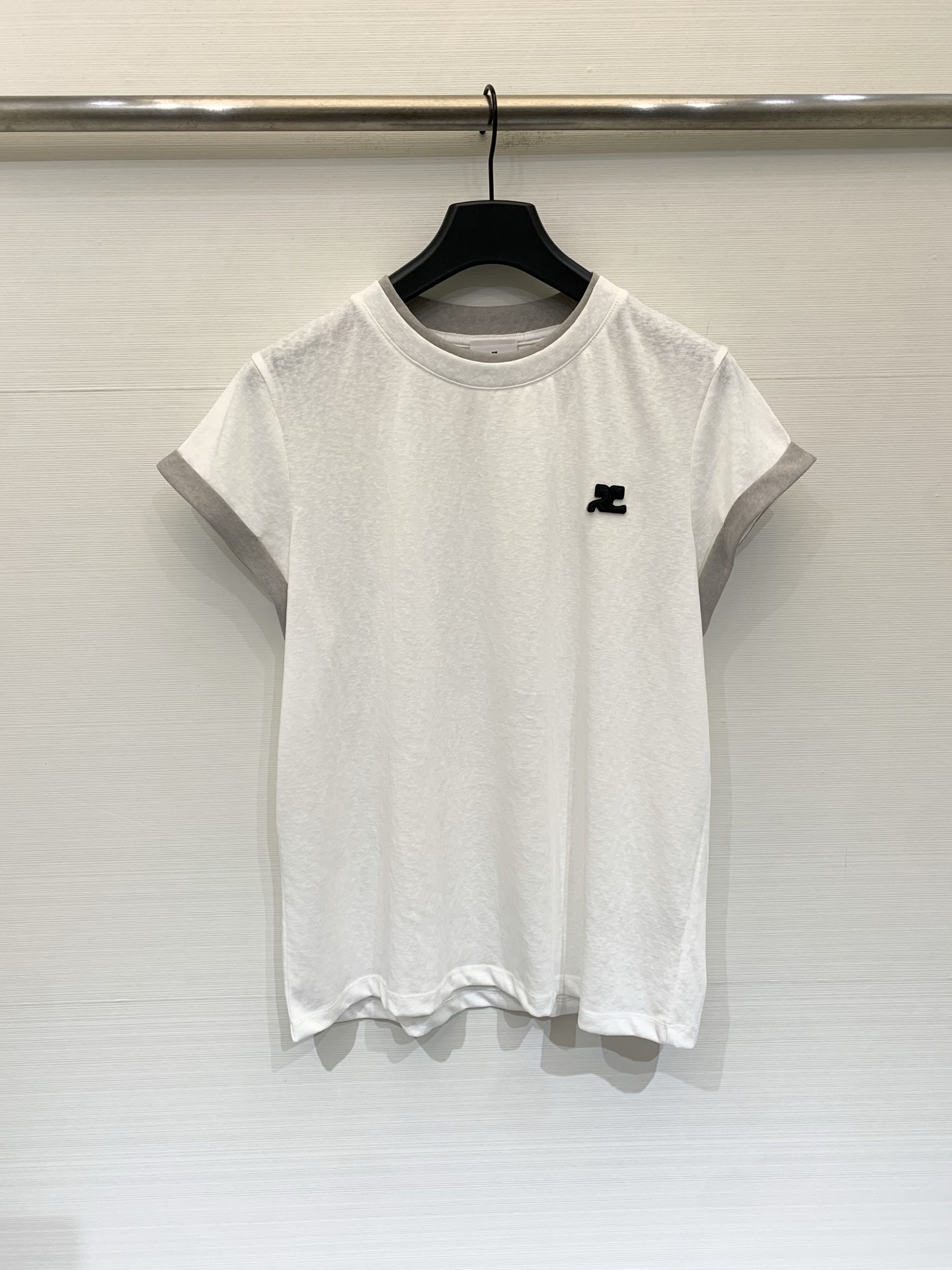 NO:839101,Courreges 26 new summer style minimalist basic short-sleeved T-shirt, straight and slightly loose shoulder design, very tolerant to the body, neat and not bloated on the upper body, with a sense of leisure. Three-color SM, T-shirt, tees, t-shirt,19860909Courreges 26夏季新款 极简基础款短袖T恤,直筒微宽松的落肩版型,对身材包容度很高,上身利落不臃肿,自带休闲感 三色SM,,T-shirt,tees，t-shirt,,Women's clothing