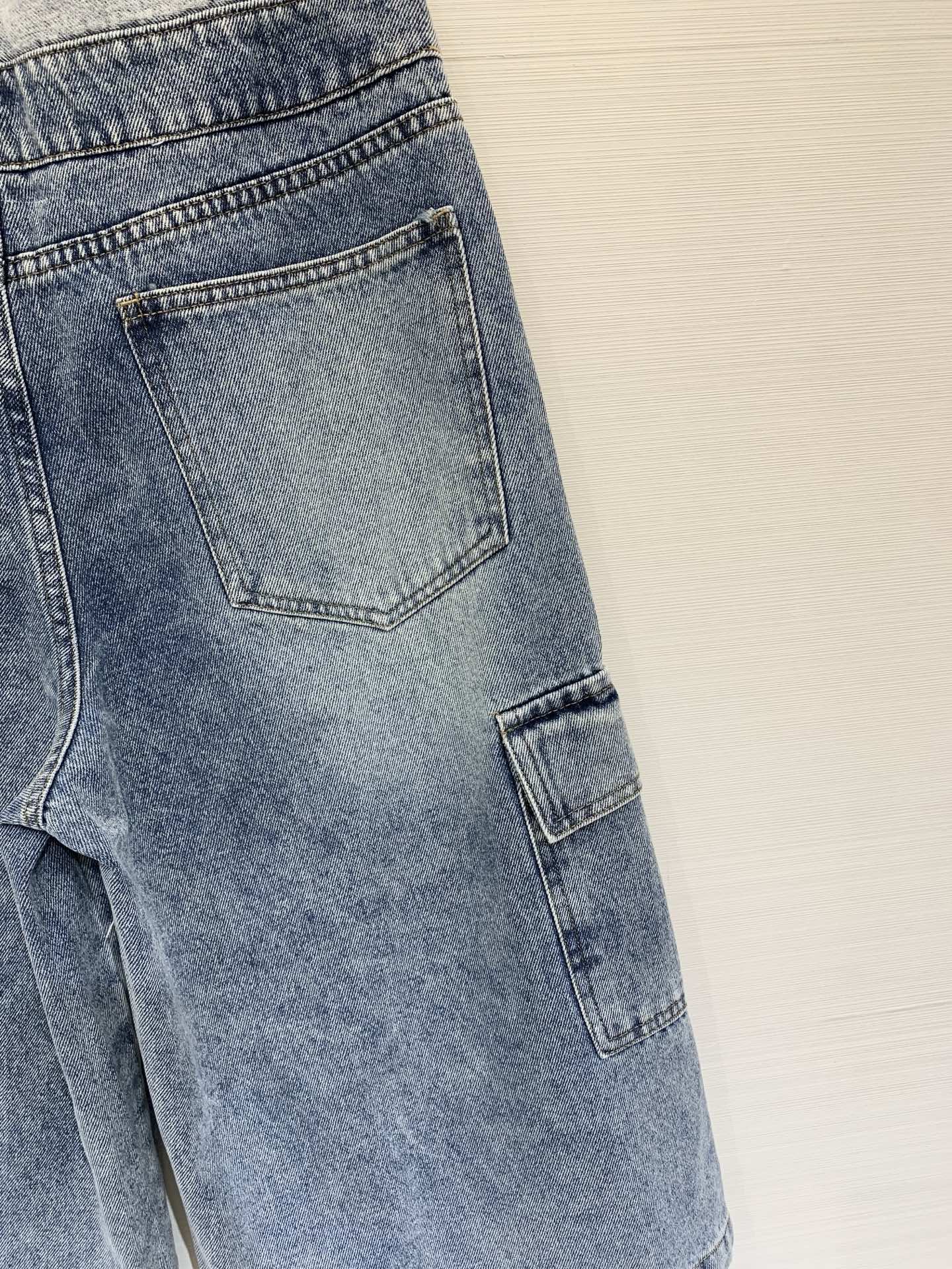 MM6 2025夏季新款 解构风工装牛仔五分裤，以解构主义重塑牛仔单品，垂坠感与骨感并存，穿着舒适不压身