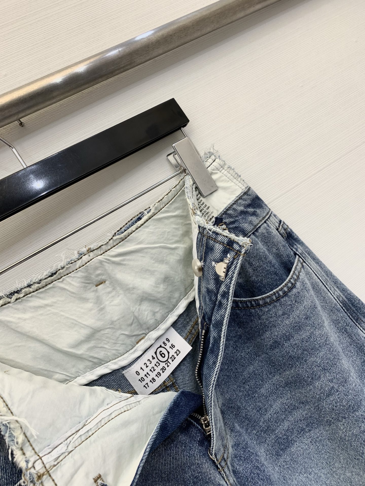 MM6 2025夏季新款 解构风工装牛仔五分裤，以解构主义重塑牛仔单品，垂坠感与骨感并存，穿着舒适不压身