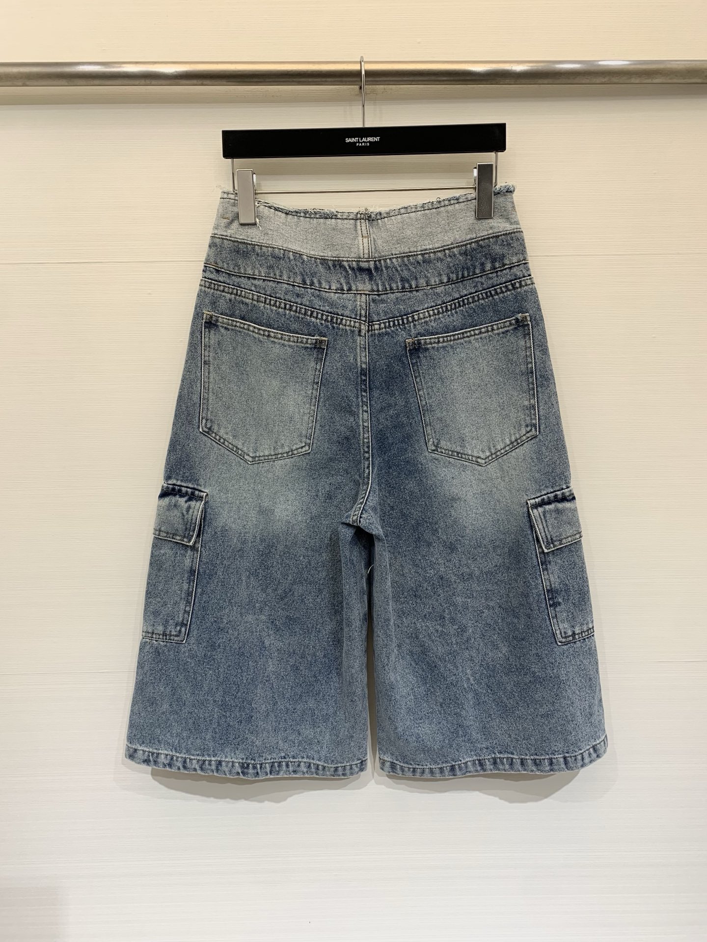 MM6 2025夏季新款 解构风工装牛仔五分裤，以解构主义重塑牛仔单品，垂坠感与骨感并存，穿着舒适不压身