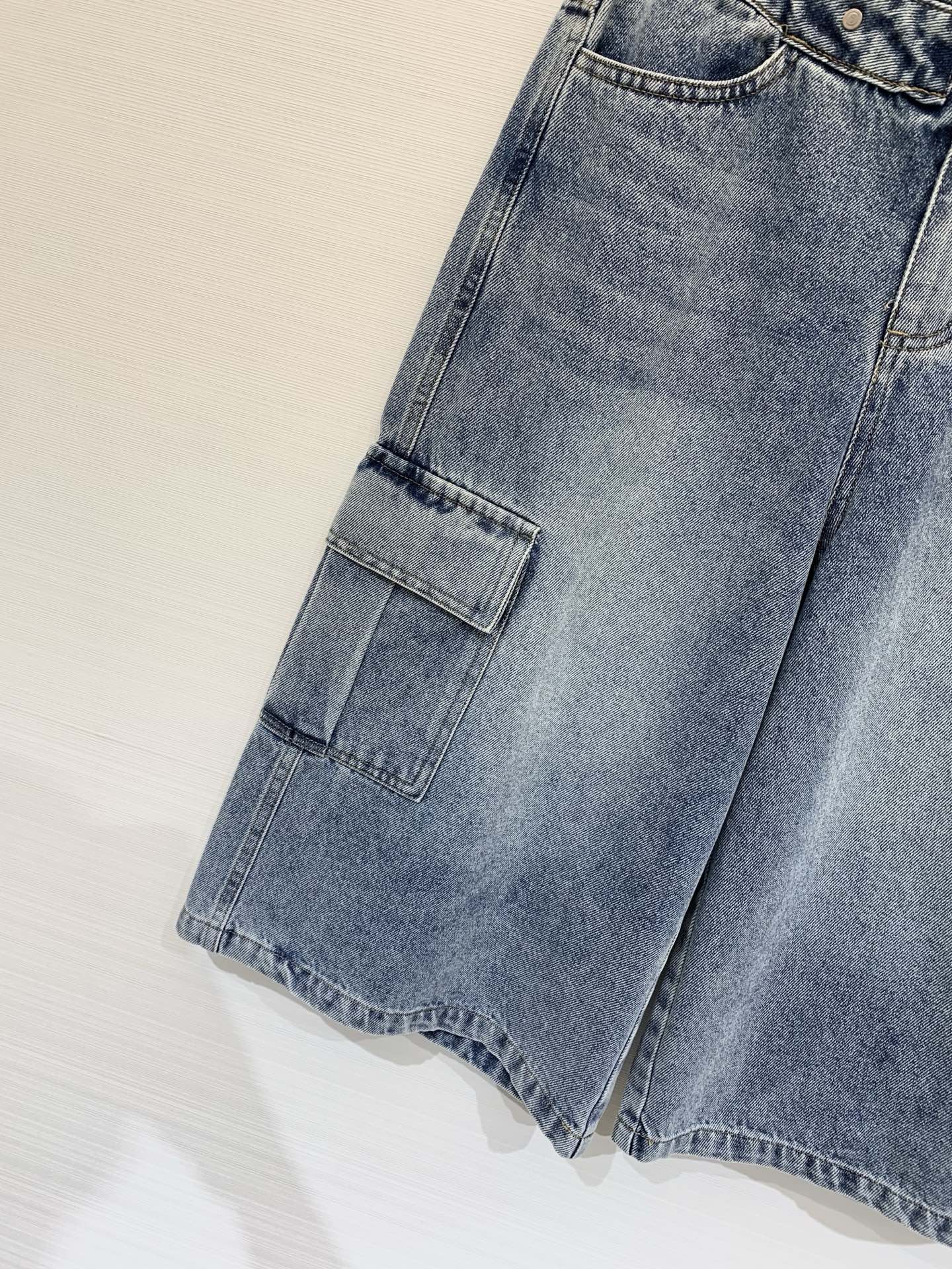MM6 2025夏季新款 解构风工装牛仔五分裤，以解构主义重塑牛仔单品，垂坠感与骨感并存，穿着舒适不压身