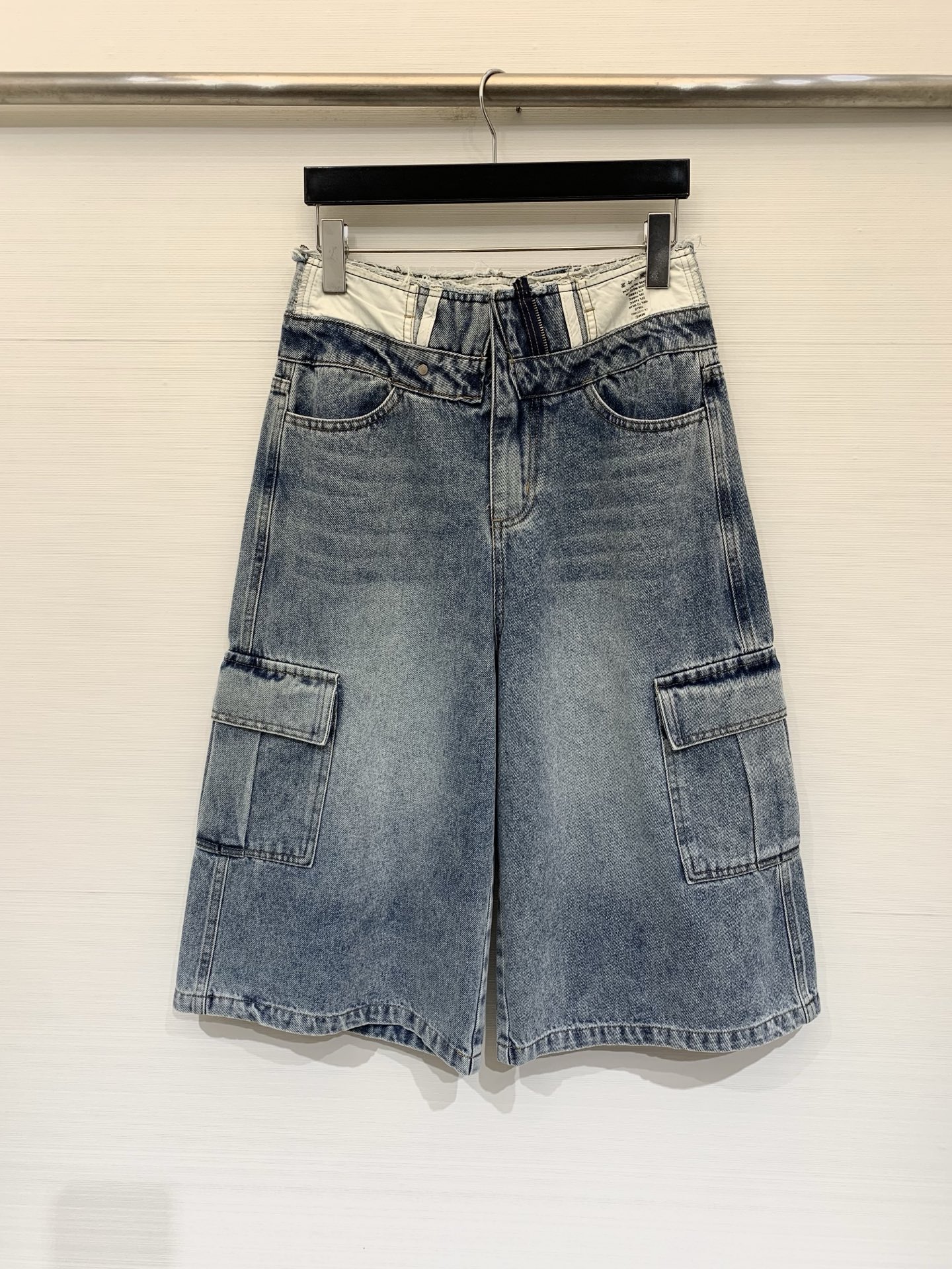 NO:838557,MM6 2025 new summer style deconstructed workwear denim shorts, using deconstruction to reshape denim items, with both drape and skinny texture, comfortable to wear without straining the body, double-layer splicing waistband + contrasting old-fashioned craftsmanship, loose wide-leg silhouette, easy to wear casual and high-end street style, whether paired with a basic T-shirt or a sweater, you can unlock the effortless fashion sense. Size SML, masion margiela, tees, t-shirt,19860909MM6 2025夏季新款 解构风工装牛仔五分裤,以解构主义重塑牛仔单品,垂坠感与骨感并存,穿着舒适不压身,双层拼接腰头+撞色做旧工艺,宽松阔腿廓形,轻松穿出随性高级的街头格调,无论是搭配基础T恤还是针织衫,都能解锁不费力的时髦感 码数SML,,masion margiela,tees，t-shirt,,Women's clothing