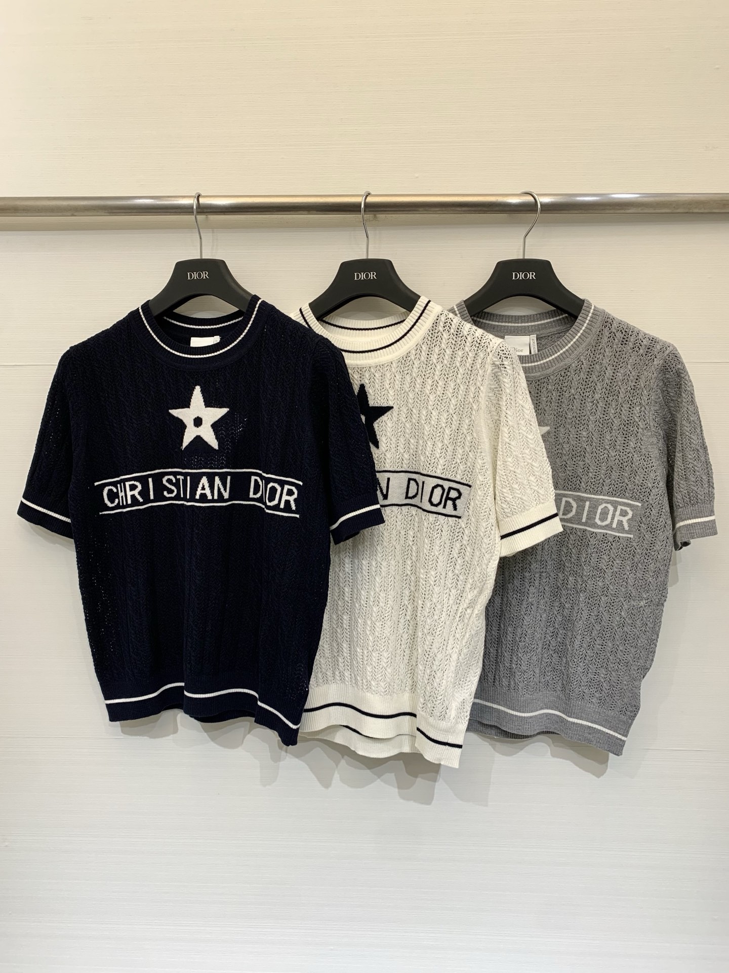 NO:838536,DIOR 26 new summer model, five-pointed star hollow round neck short-sleeved model, logo pattern decoration, upper body full of high-end atmosphere, three-color SML, dior, T-shirt,19860909DIOR 26夏季新款 五角星镂空圆领短袖款 logo图案修饰点缀 上身高级氛围感十足 三色SML,,dior,T-shirt,,Women's clothing