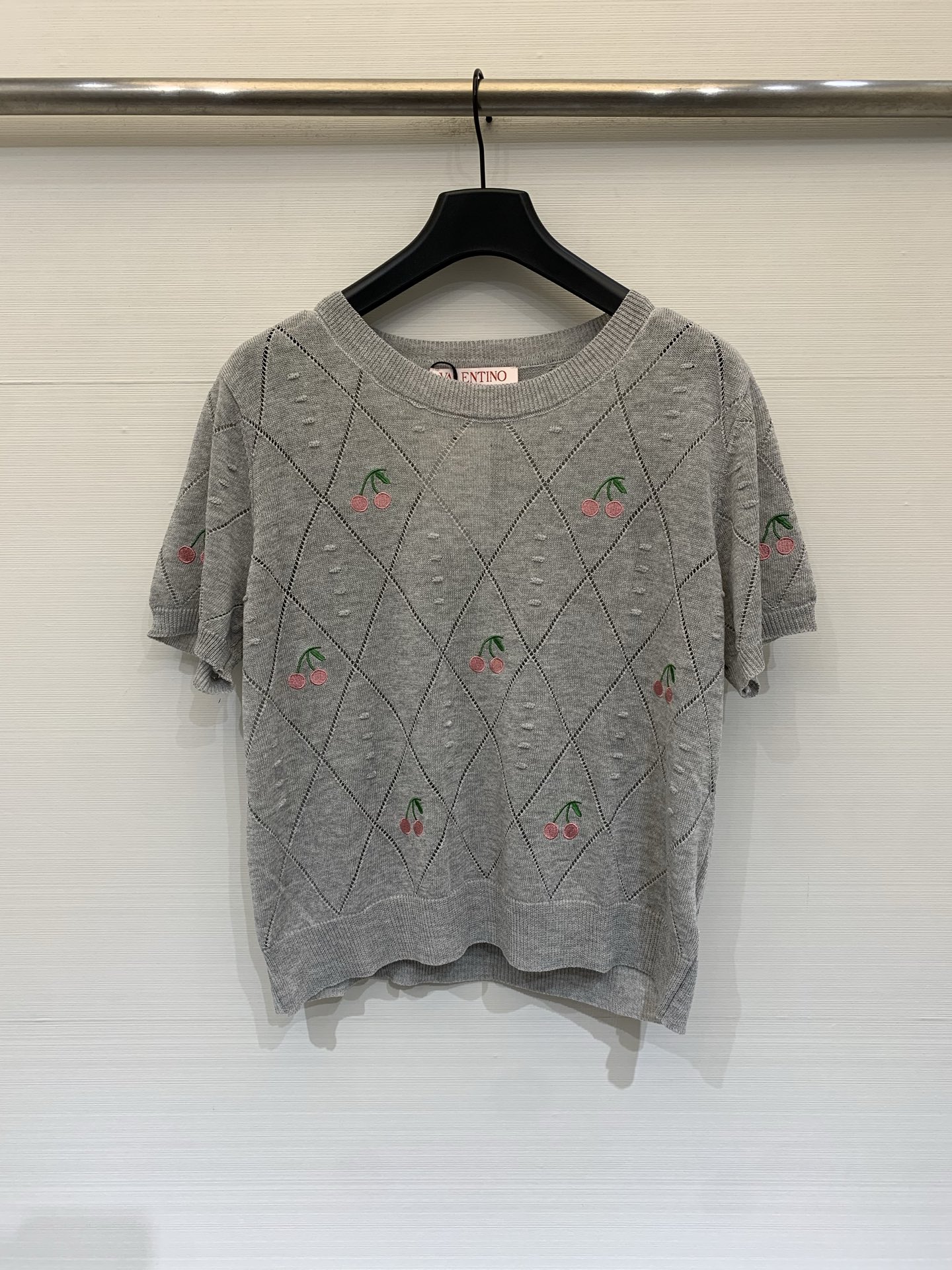 NO:838542,Valentino 26 new summer model, cherry embroidered round neck short-sleeved style, logo pattern decoration, upper body full of high-end atmosphere, two-color SML, valentino, T-shirt,19860909Valentino 26夏季新款 樱桃刺绣圆领短袖款 logo图案修饰点缀 上身高级氛围感十足 两色SML,,valentino,T-shirt,,Women's clothing