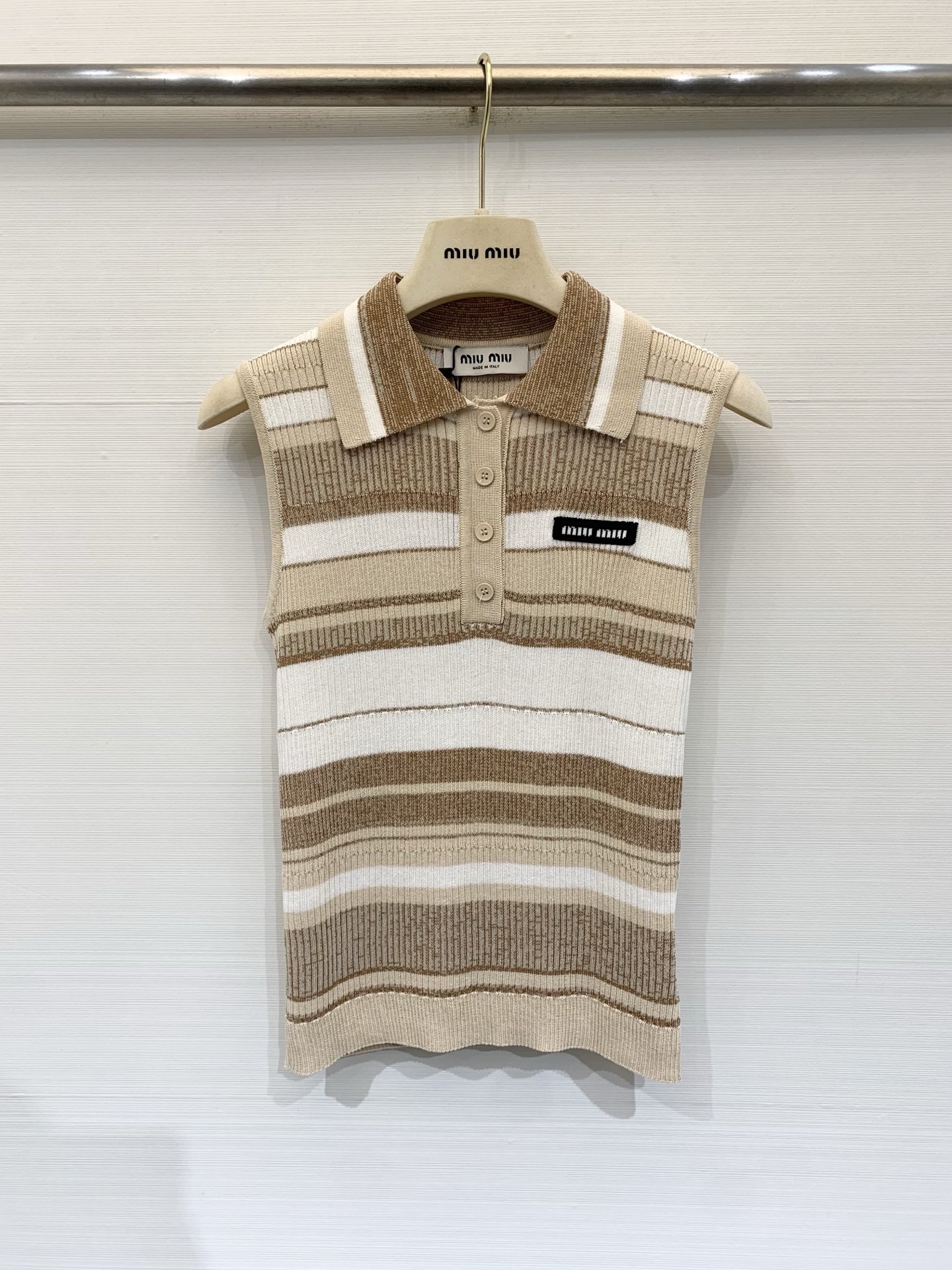 NO:838547,MIUMI* 26 new summer model, striped patchwork color Polo collar vest style, logo pattern decoration, upper body full of high-end atmosphere, two-color SML,,miumiu,19860909MIUMI* 26夏季新款 条纹拼接色Polo领背心款 logo图案修饰点缀 上身高级氛围感十足 两色SML,,miumiu,,Women's clothing