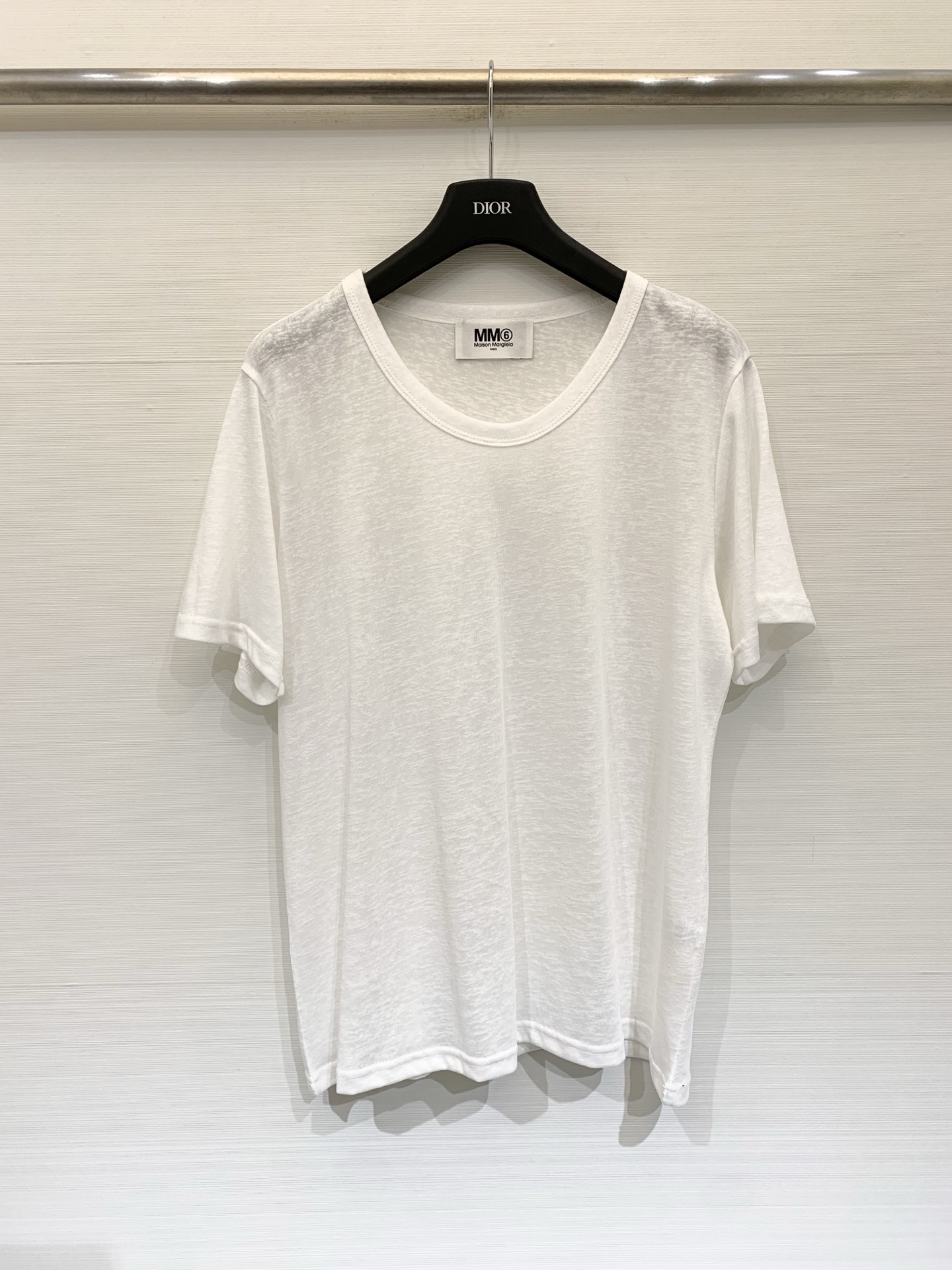NO:839105,MM6 26 new summer style simple relaxed style short-sleeved T-shirt, regular straight version, not picky about the figure, loose and not tight, the hem hangs naturally, can easily modify the waist and abdomen lines, the round neck design fits the neck, using micro-transparent fabric with bamboo texture, it has a light and breathable 'air feeling', the semi-permeable effect makes the overall style more relaxed, refreshing and not sweaty in summer. Four-color SM, masion margiela, T-shirt, tees, t-shirt,19860909MM6 26夏季新款 简约松弛风短袖T恤,常规直筒版型,不挑身材,宽松不紧绷,下摆自然垂坠,能轻松修饰腰腹线条,圆领设计贴合颈部,采用带有竹节纹理的微透面料,自带轻薄透气的“空气感”,半透效果让整体风格更松弛,夏季穿着清爽不闷汗 四色SM,,masion margiela,T-shirt,tees，t-shirt,,Women's clothing