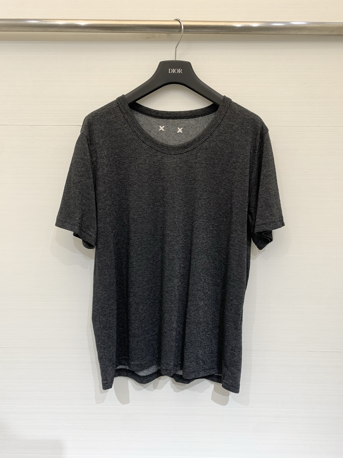 NO:839109,MM6 26 new summer style simple relaxed style short-sleeved T-shirt, regular straight version, not picky about the figure, loose and not tight, the hem hangs naturally, can easily modify the waist and abdomen lines, the round neck design fits the neck, using micro-transparent fabric with bamboo texture, it has a light and breathable 'air feeling', the semi-permeable effect makes the overall style more relaxed, refreshing and not sweaty in summer. Four-color SM, masion margiela, T-shirt, tees, t-shirt,19860909MM6 26夏季新款 简约松弛风短袖T恤,常规直筒版型,不挑身材,宽松不紧绷,下摆自然垂坠,能轻松修饰腰腹线条,圆领设计贴合颈部,采用带有竹节纹理的微透面料,自带轻薄透气的“空气感”,半透效果让整体风格更松弛,夏季穿着清爽不闷汗 四色SM,,masion margiela,T-shirt,tees，t-shirt,,Women's clothing