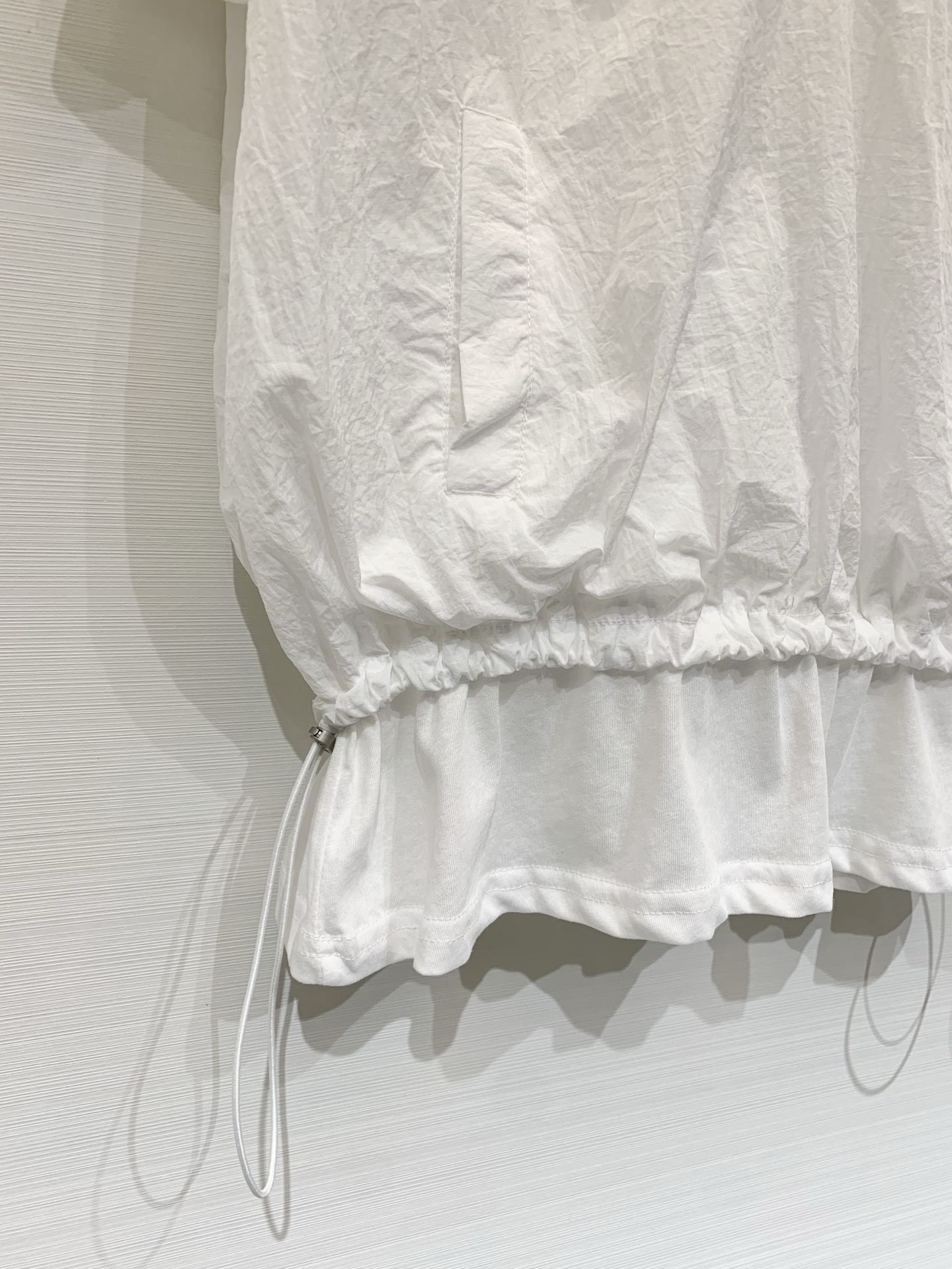 JILSANDER+ 假两件抽绳连帽上衣 松弛感天花板，外层皱感尼龙罩衫，可调节连帽V领+下摆抽绳，内搭