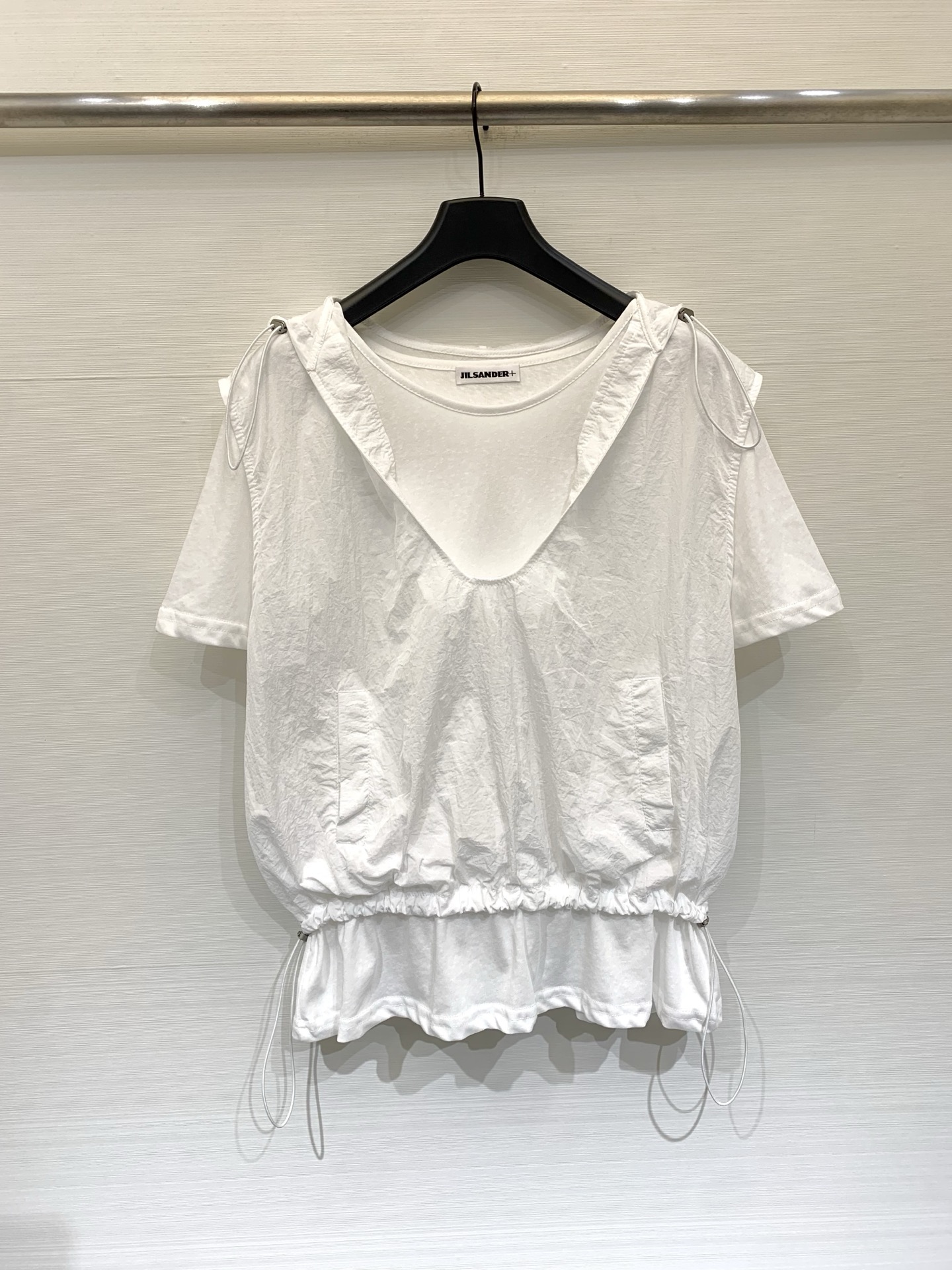 JILSANDER+ 假两件抽绳连帽上衣 松弛感天花板，外层皱感尼龙罩衫，可调节连帽V领+下摆抽绳，内搭