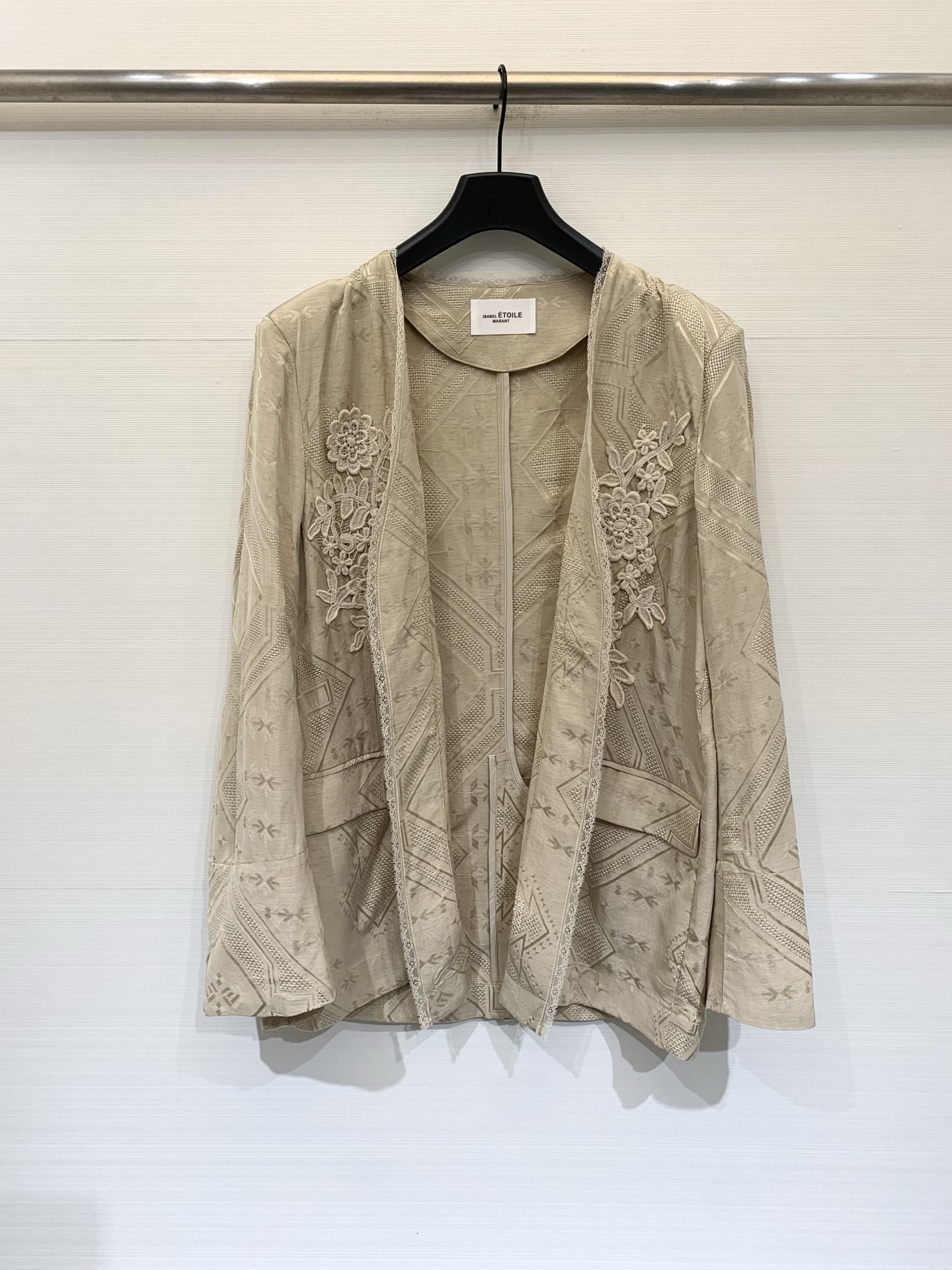 NO:839805,Isabel Marant 26 new summer style hollow embroidered jacquard sun protection jacket, heavy-duty style, textured fabric with its own soft light filter + three-dimensional floral embroidery, one piece can support the entire autumn atmosphere, open to wear casual and delicate, looks good with anything Size SML, jackets & coats,19860909Isabel Marant 26夏季新款 镂空刺绣提花防晒外套,重工款,自带柔光滤镜的肌理面料+立体花卉刺绣,一件就能撑起整个秋天的氛围感,敞开穿随性又精致,搭配什么都好看 码数SML,,jackets & coats,,Women's clothing