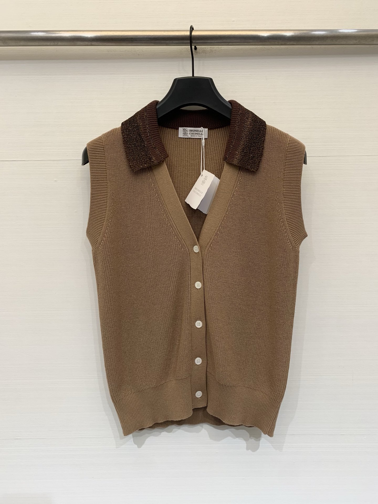 NO:841071,BC 26 new summer style vest v-neck cardigan style, logo pattern decoration, upper body full of high-end atmosphere, two-color SML,,19860909BC 26夏季新款 马甲v领开衫款 logo图案修饰点缀 上身高级氛围感十足 两色SML,,,Women's clothing