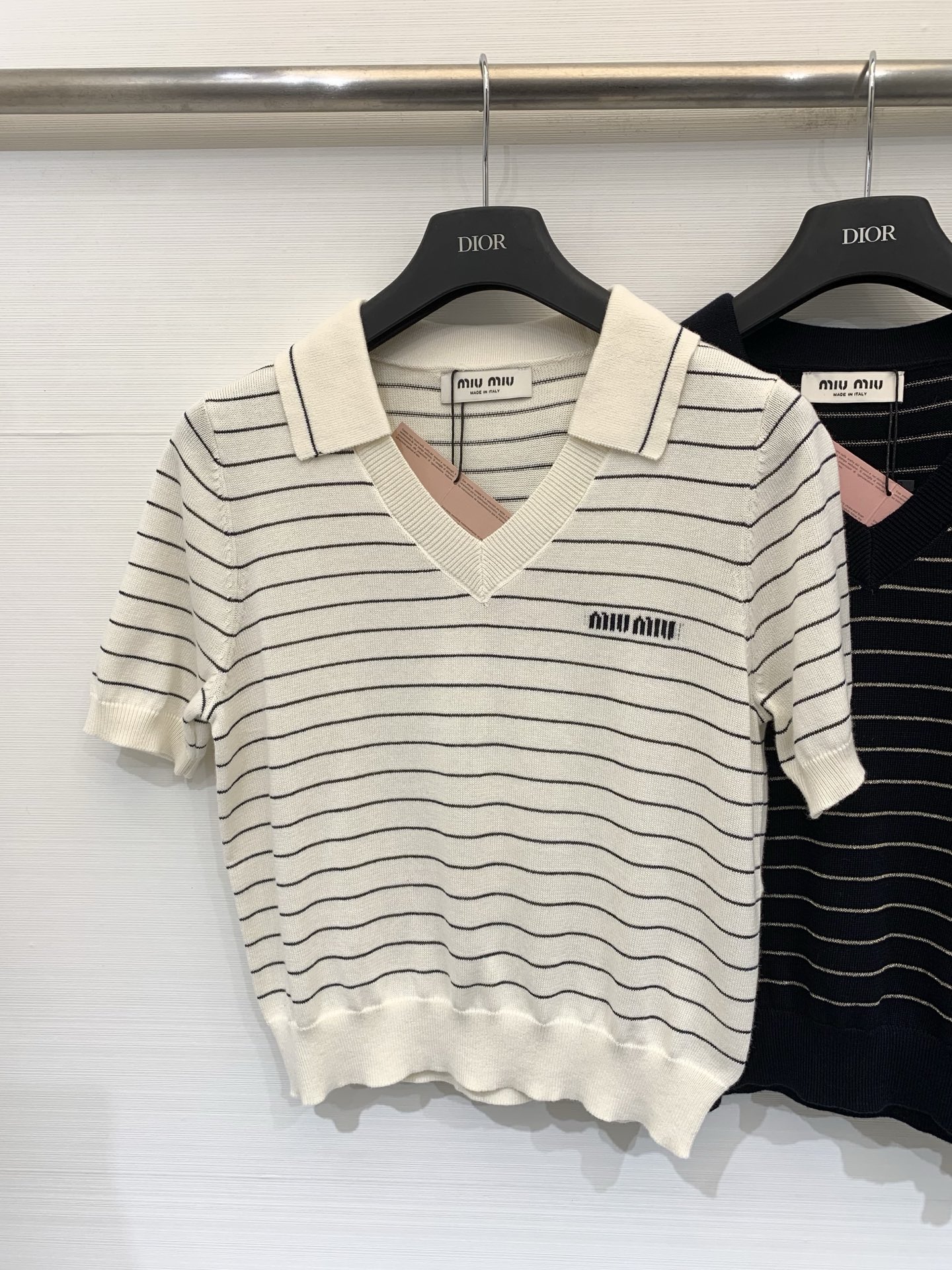 NO:841075,MIUMI* 26 new summer model, striped Polo collar short-sleeved style, logo pattern decoration, upper body full of high-end atmosphere, three-color SML,,miumiu,T-shirt,19860909MIUMI* 26夏季新款 条纹Polo领短袖款 logo图案修饰点缀 上身高级氛围感十足 三色SML,,miumiu,T-shirt,,Women's clothing